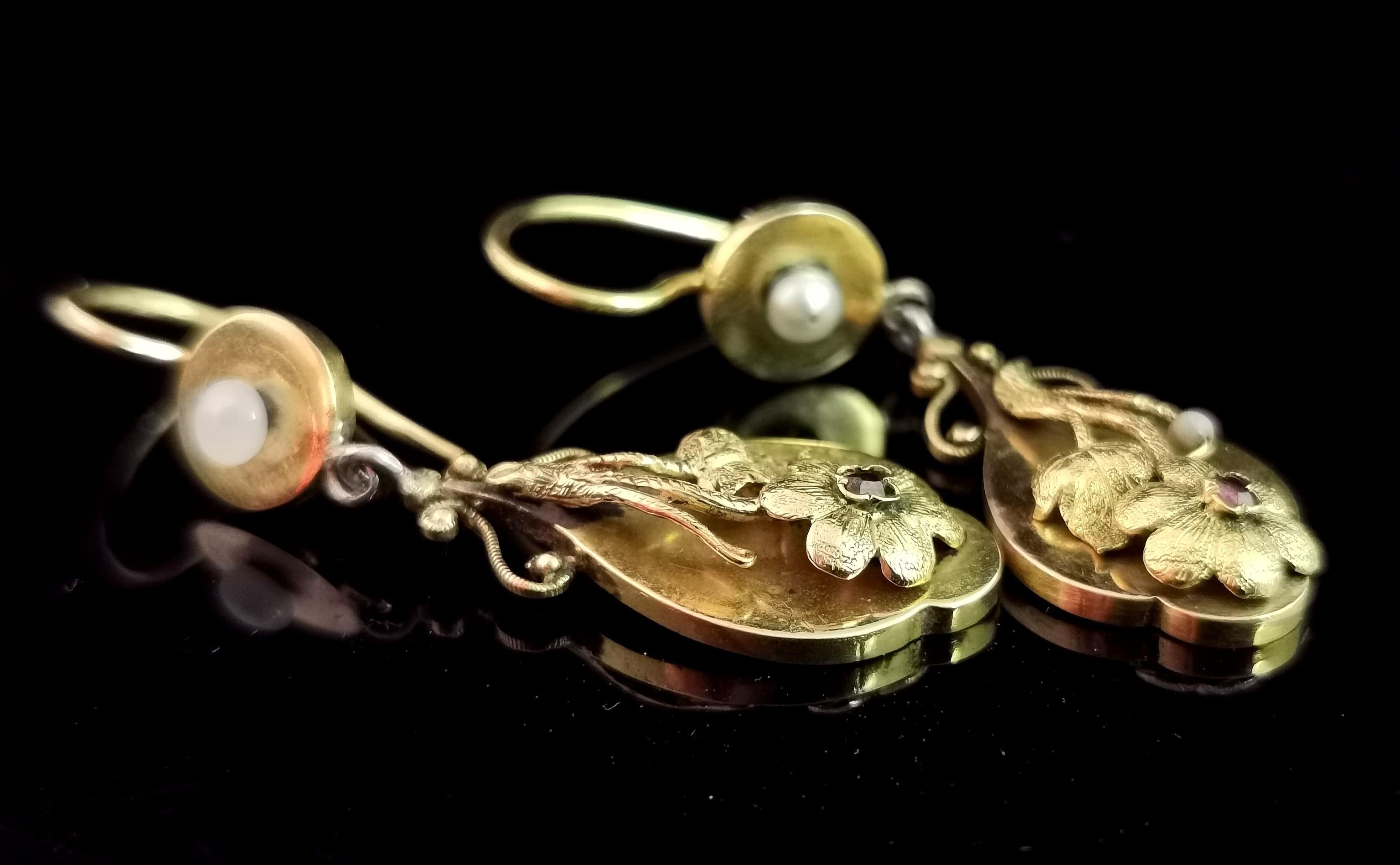 Antique Georgian 18 Karat Yellow Gold Drop Earrings, Ruby, Floral  In Fair Condition In NEWARK, GB