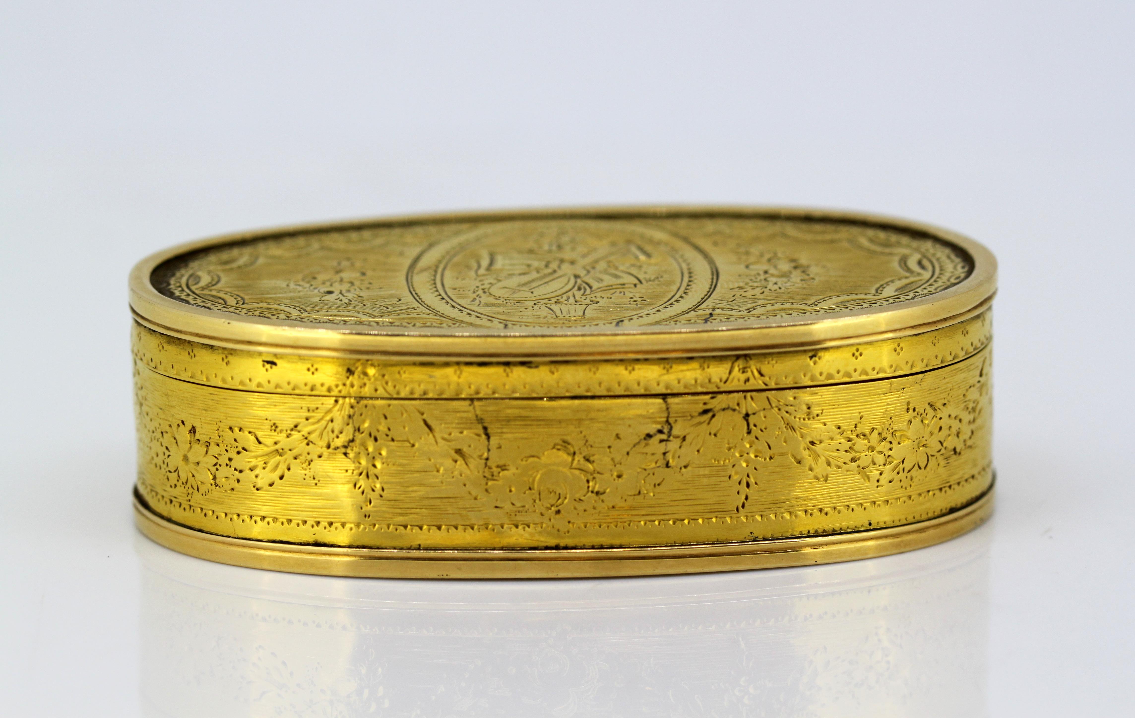 Antike georgische Schnupftabakdose aus 18 Karat Gelbgold
Hergestellt in London, 1776.
Herstellerzeichen: ILI (Nicht identifiziert)
Vollständig gepunzt.

Abmessungen:
Größe: 7,7 x 4 x 2,3 cm
Gewicht: 70 Gramm

Zustand: Box hat einige