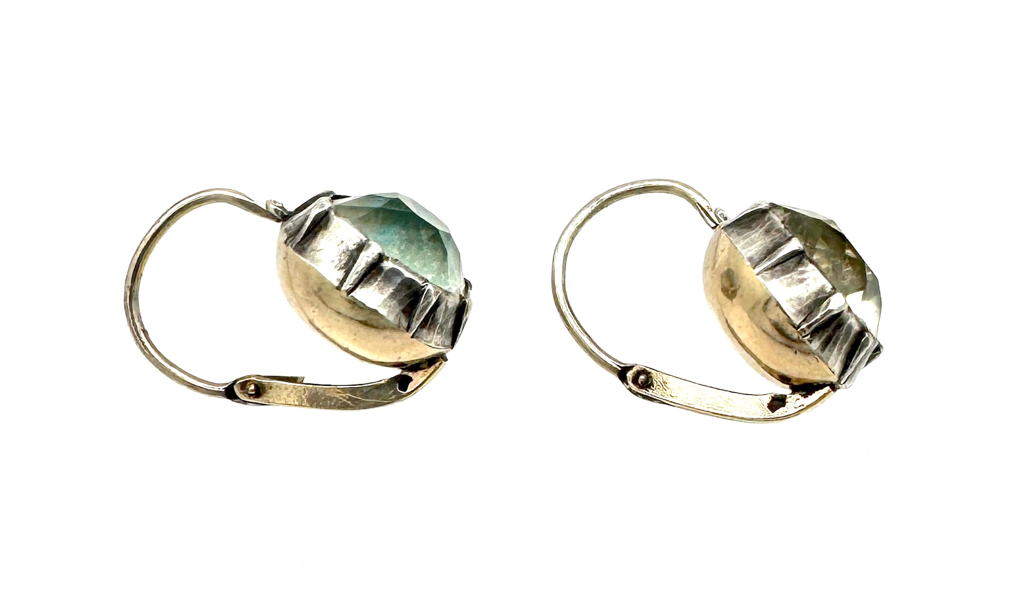 Estos pendientes de una sola piedra con gota de pasta, excepcionalmente grandes, se crearon en Francia en el primer cuarto del siglo XIX. Las piedras individuales de pasta de gran tamaño están engastadas en una montura de plata cerrada con dor..
Los