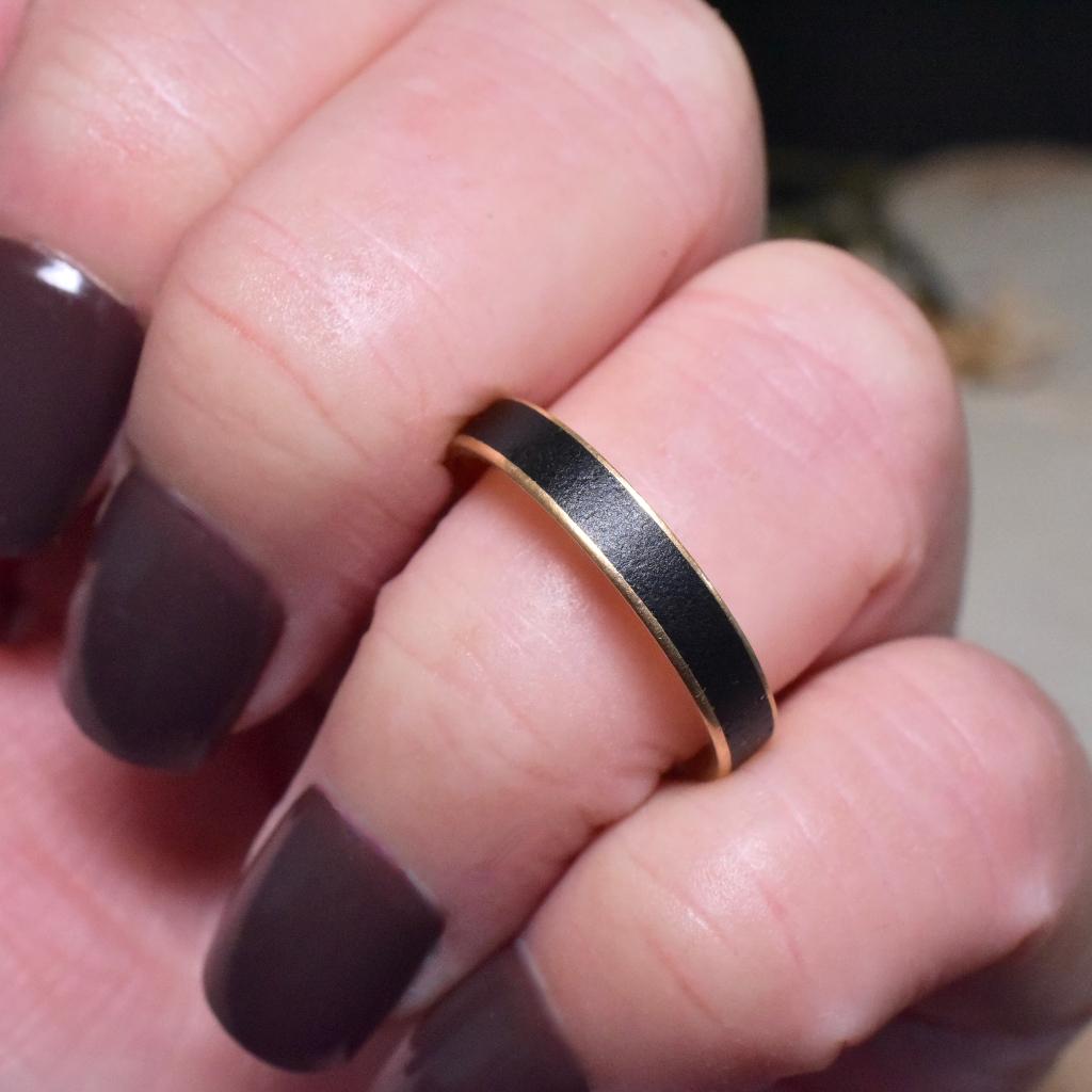 Antique Georgian 18ct Gold Enamel Mourning Ring - London 1826 In Excellent Condition For Sale In NEW TOWN, AU