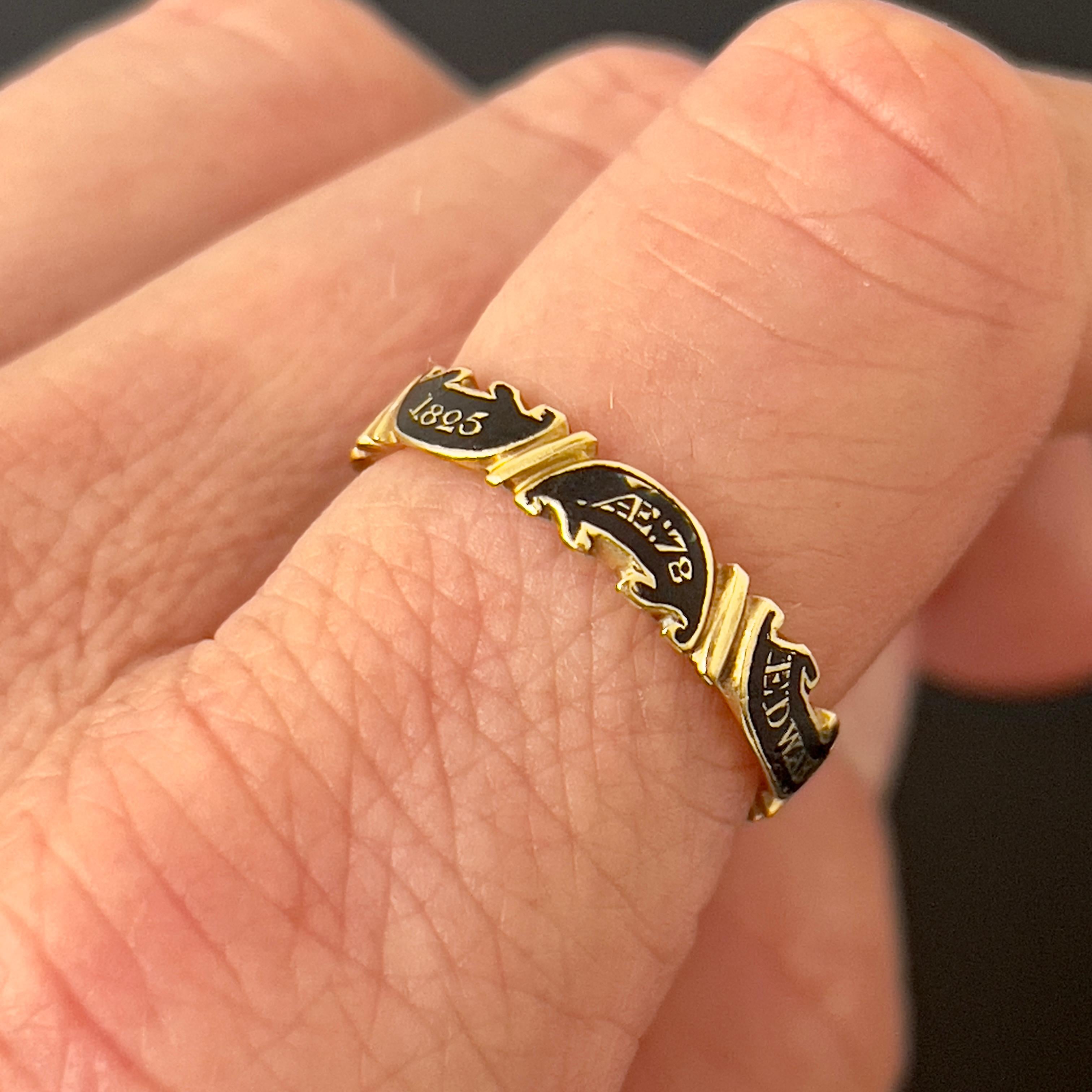 Anillo conmemorativo georgiano antiguo de oro de 18 quilates y esmalte negro en venta 5