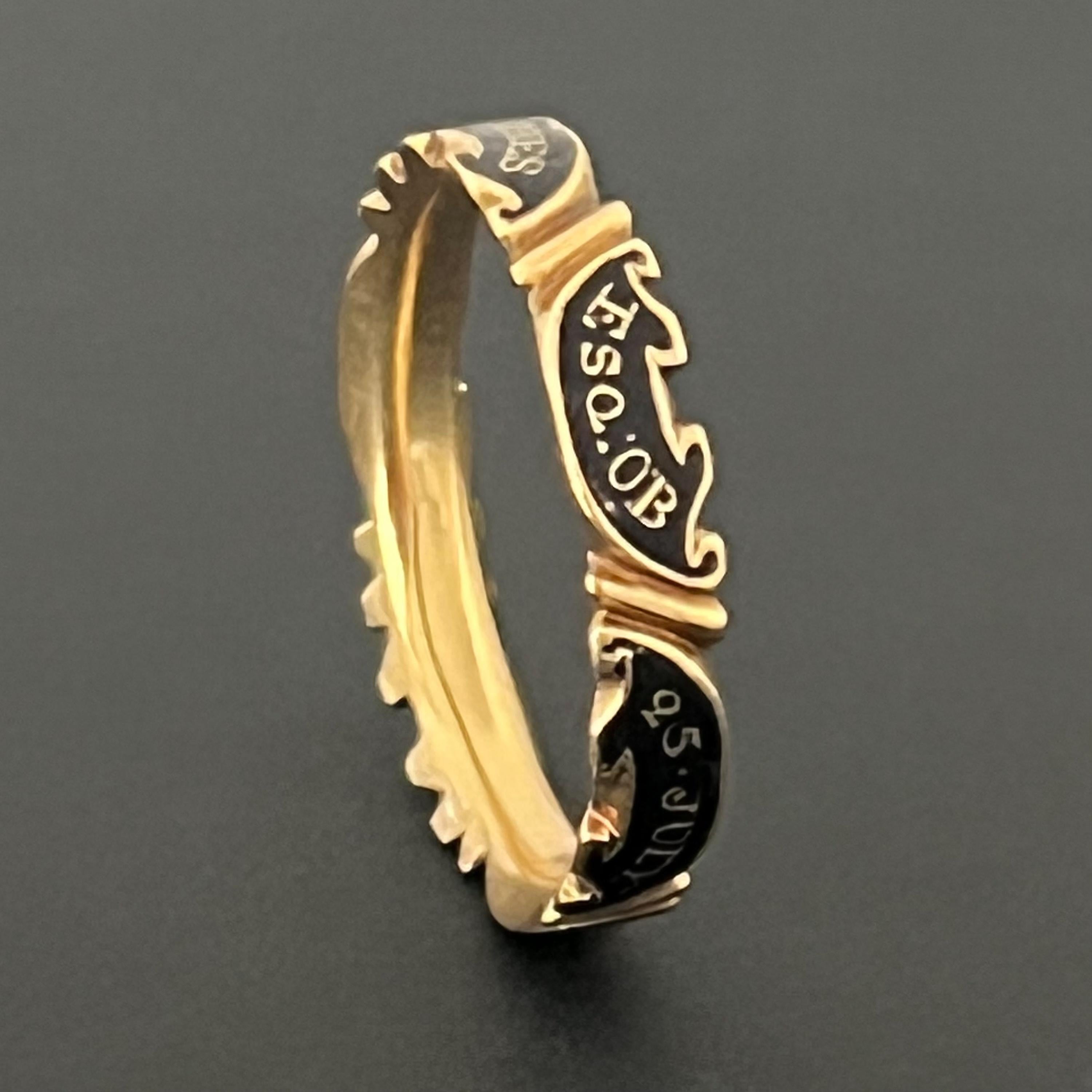 Anillo conmemorativo georgiano antiguo de oro de 18 quilates y esmalte negro en venta 1