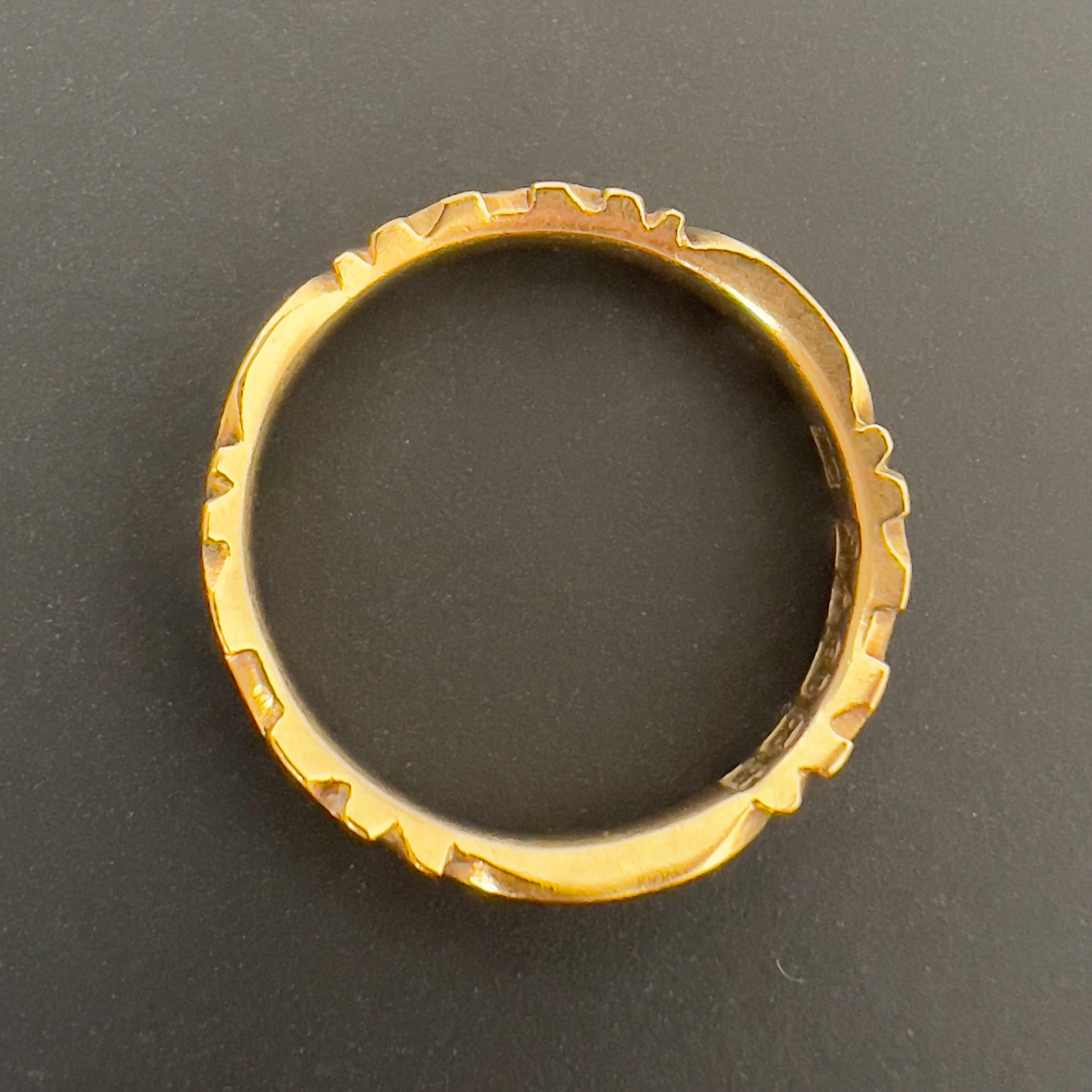 Anillo conmemorativo georgiano antiguo de oro de 18 quilates y esmalte negro en venta 3