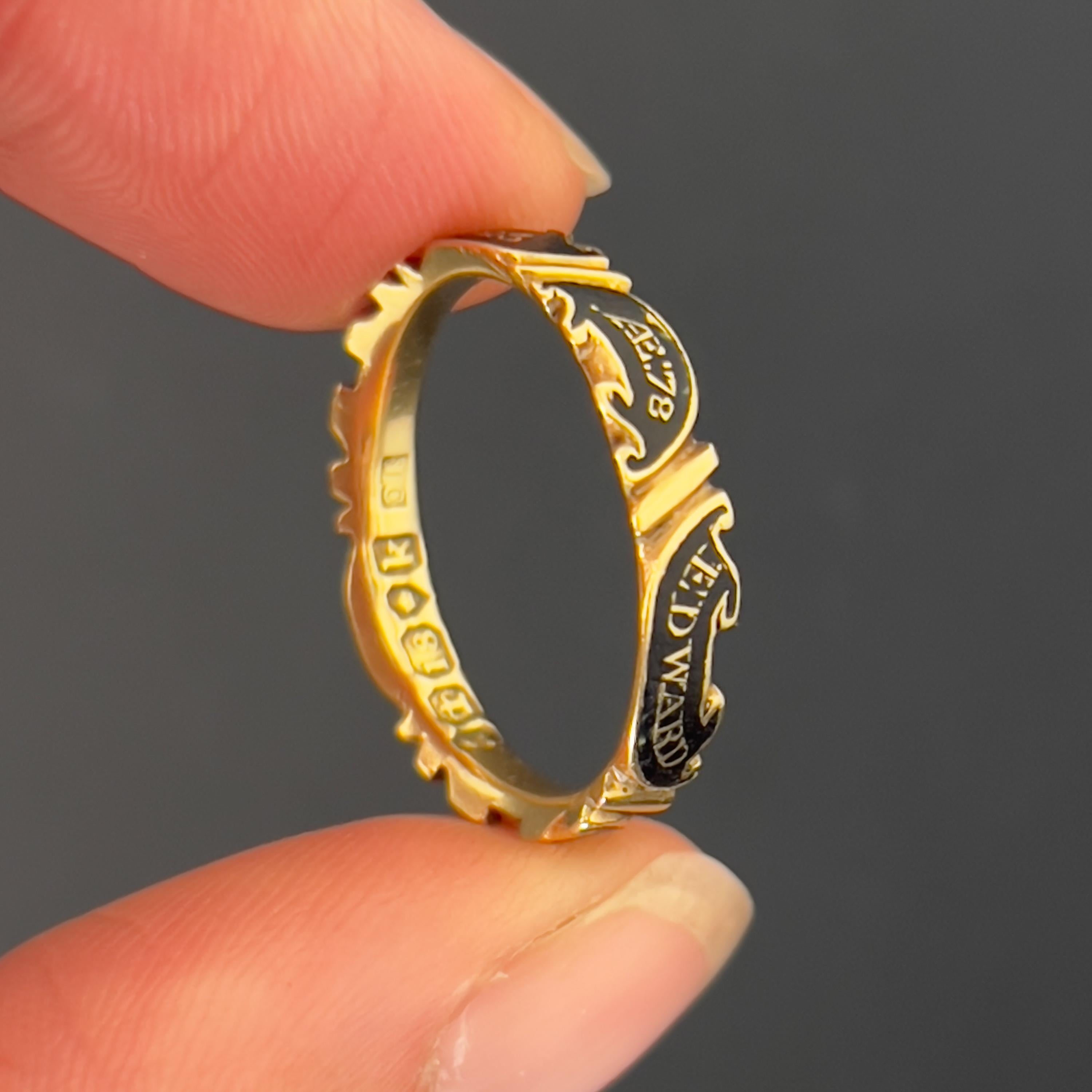 Anillo conmemorativo georgiano antiguo de oro de 18 quilates y esmalte negro en venta 4