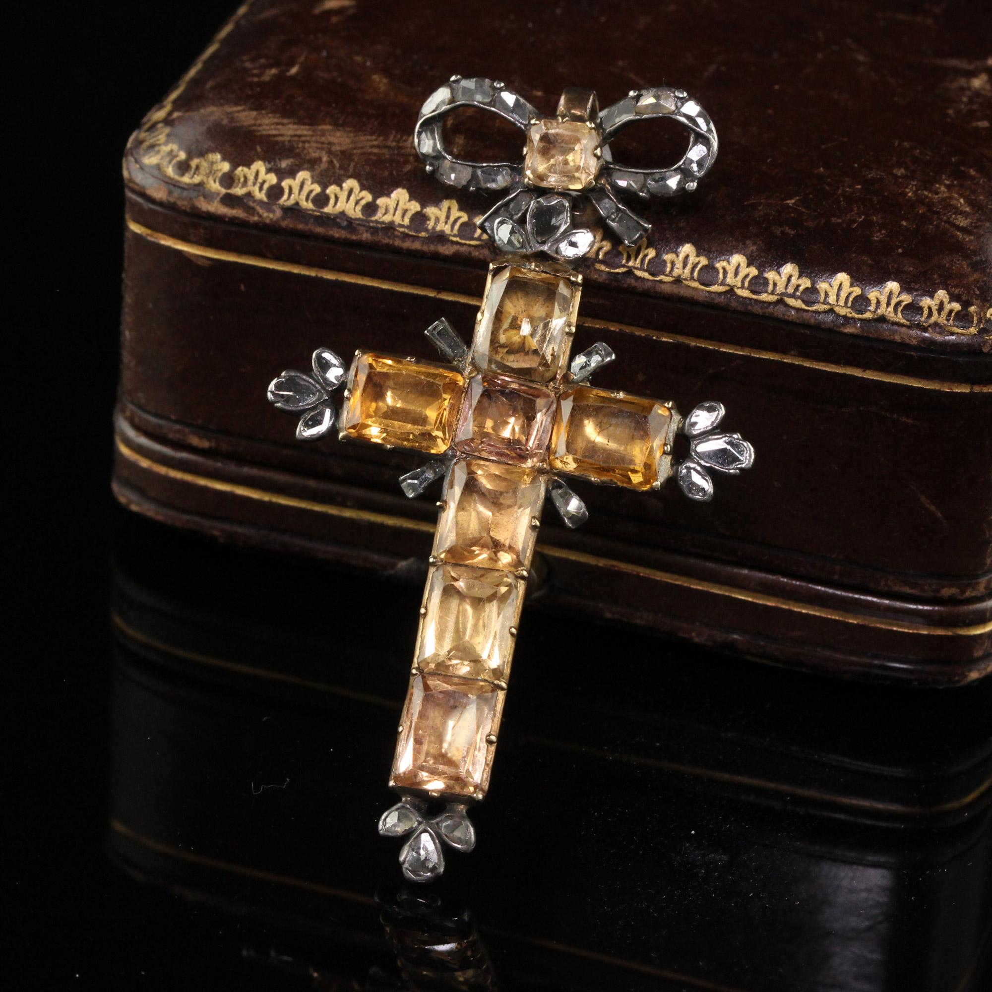 Precioso colgante georgiano antiguo de oro y plata de 18 quilates con una cruz de citrino y diamantes talla rosa. Esta increíble cruz georgiana está elaborada en oro amarillo de 18 quilates y plata. La cruz presenta grandes citrinos talla antigua y