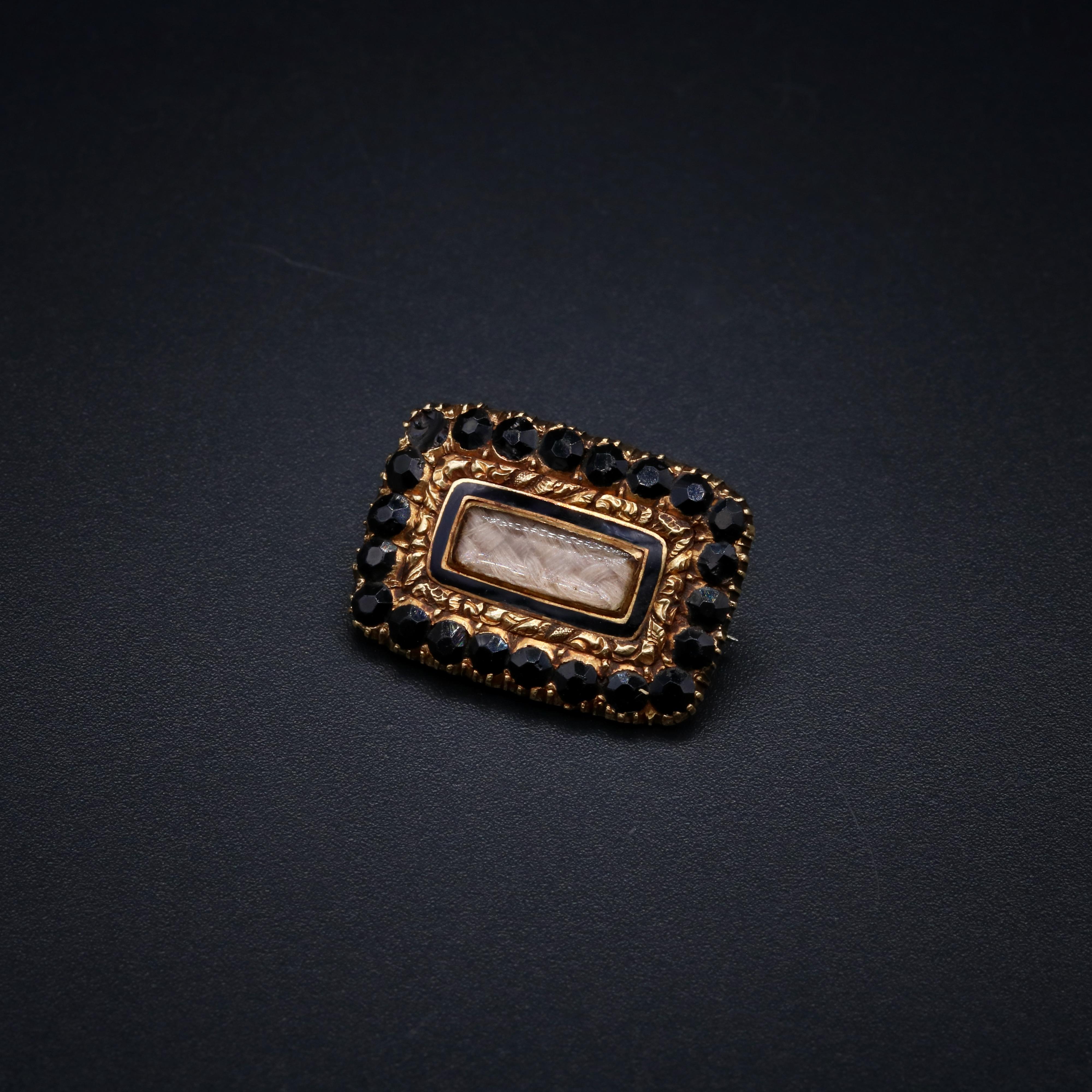 Antique Georgian 18K Gold Hairwork, Black Enamel and Black Paste Mourning Brooch In Good Condition For Sale In Staines-Upon-Thames, GB