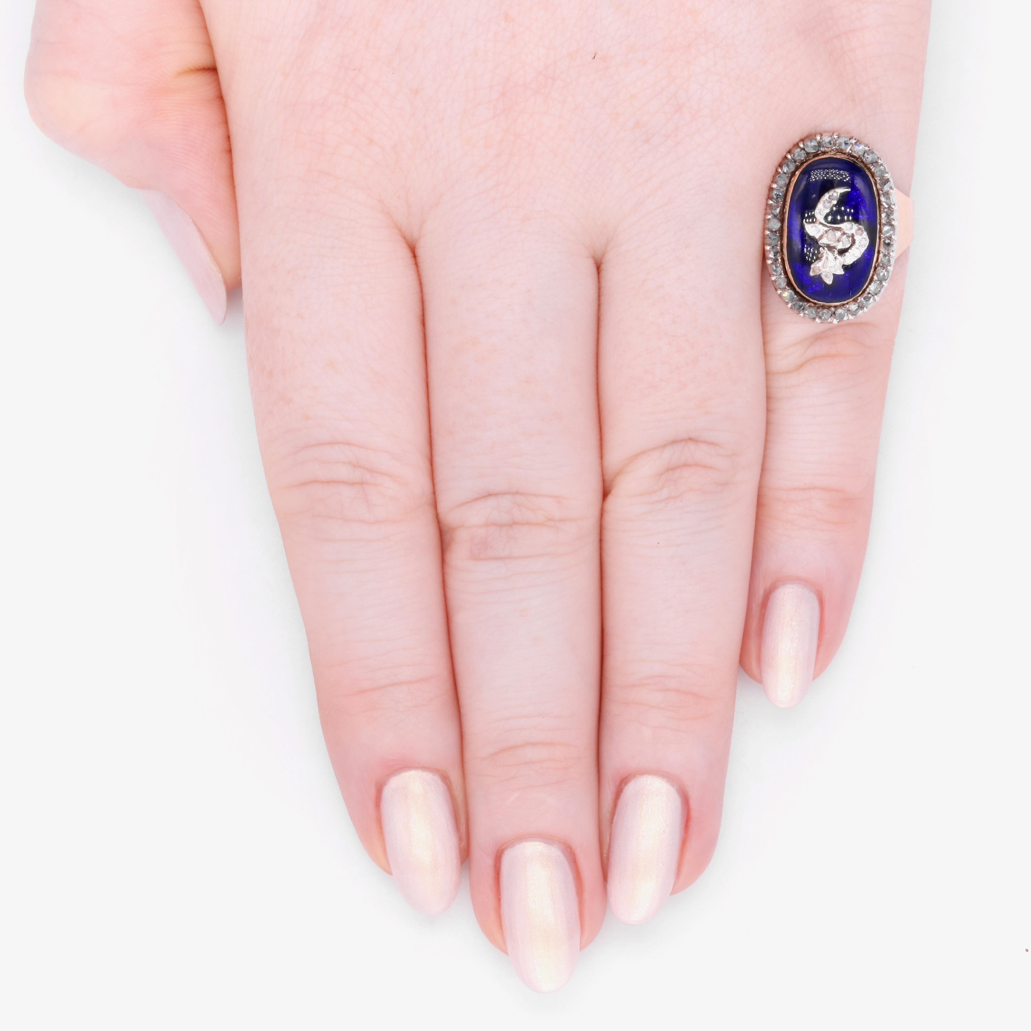 Ein georgianischer Ring aus Diamanten, blauem Bristol-Glas, Silber und rosafarbenem Gelbgold, bestehend aus vierundvierzig Diamanten im Rosenschliff und einer Platte aus blauem Bristol-Glas, eingefasst in Silber, an einem 18-karätigen Band aus