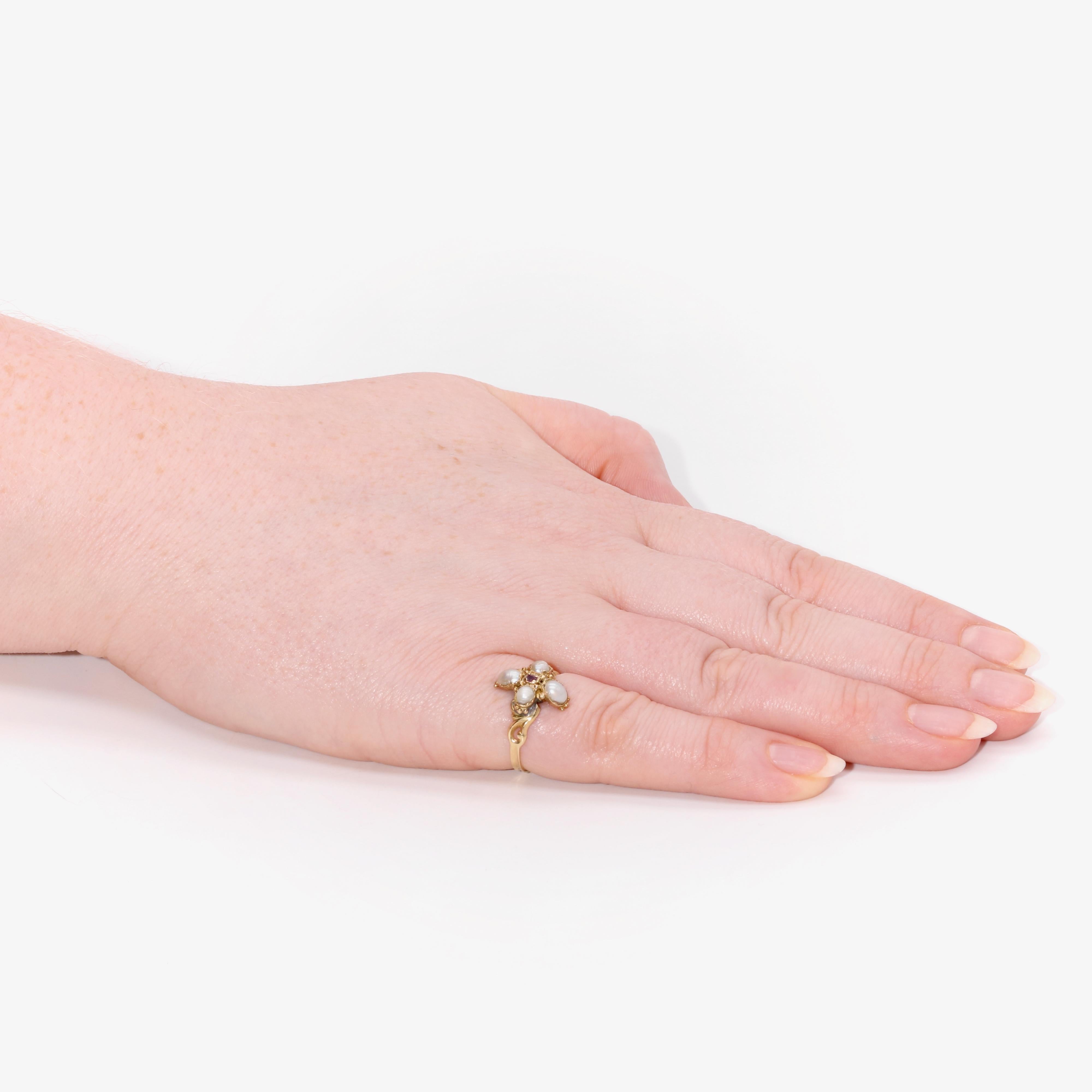 Anillo georgiano de perlas, rubíes y oro amarillo, compuesto por un rubí en forma de cojín y cuatro perlas barrocas, en oro amarillo de 18 quilates. 

Este precioso anillo georgiano está engastado en el centro con un rubí en forma de cojín. El rubí