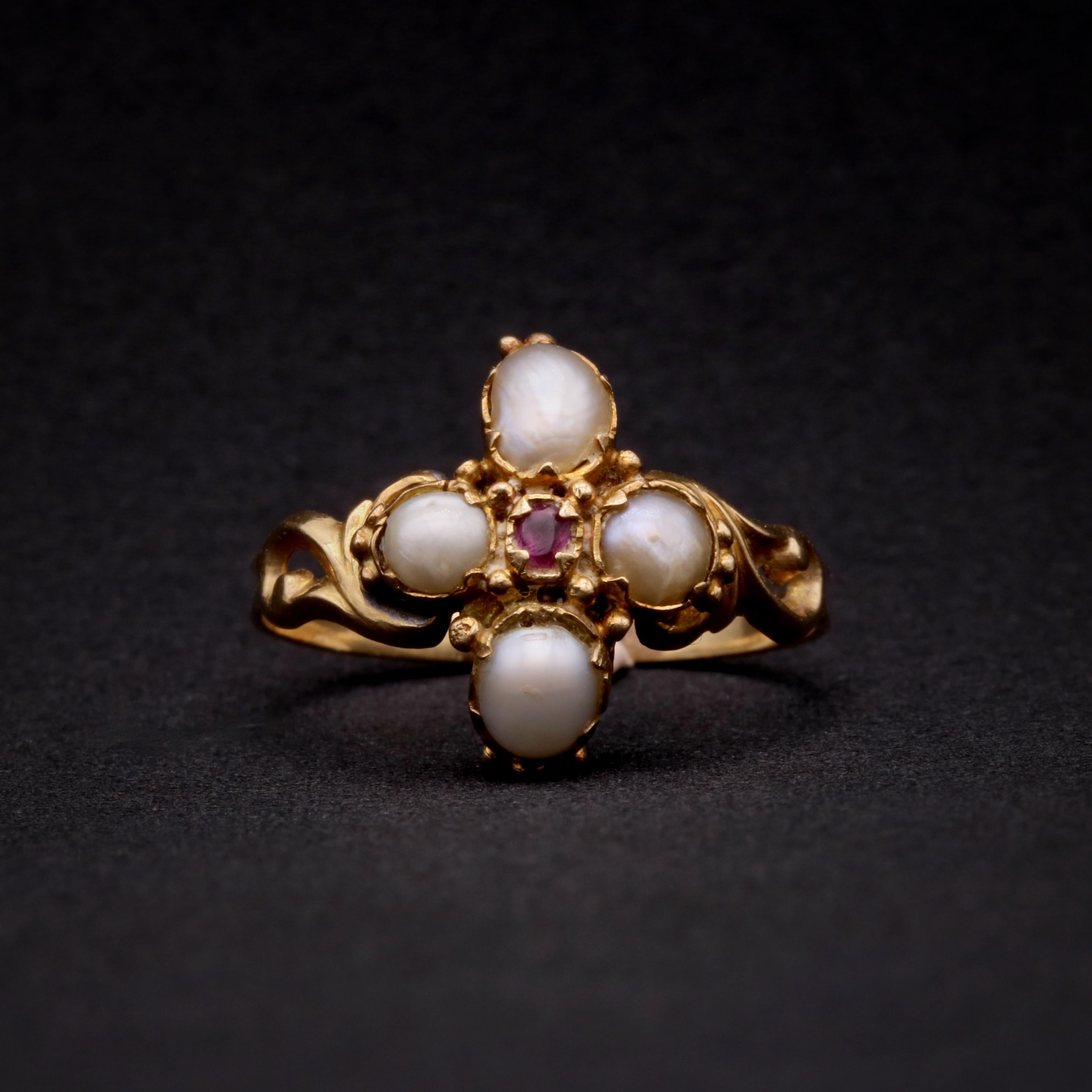 Anillo relicario barroco georgiano antiguo de oro amarillo de 18 quilates con perlas y racimo de rubíes Georgiano en venta