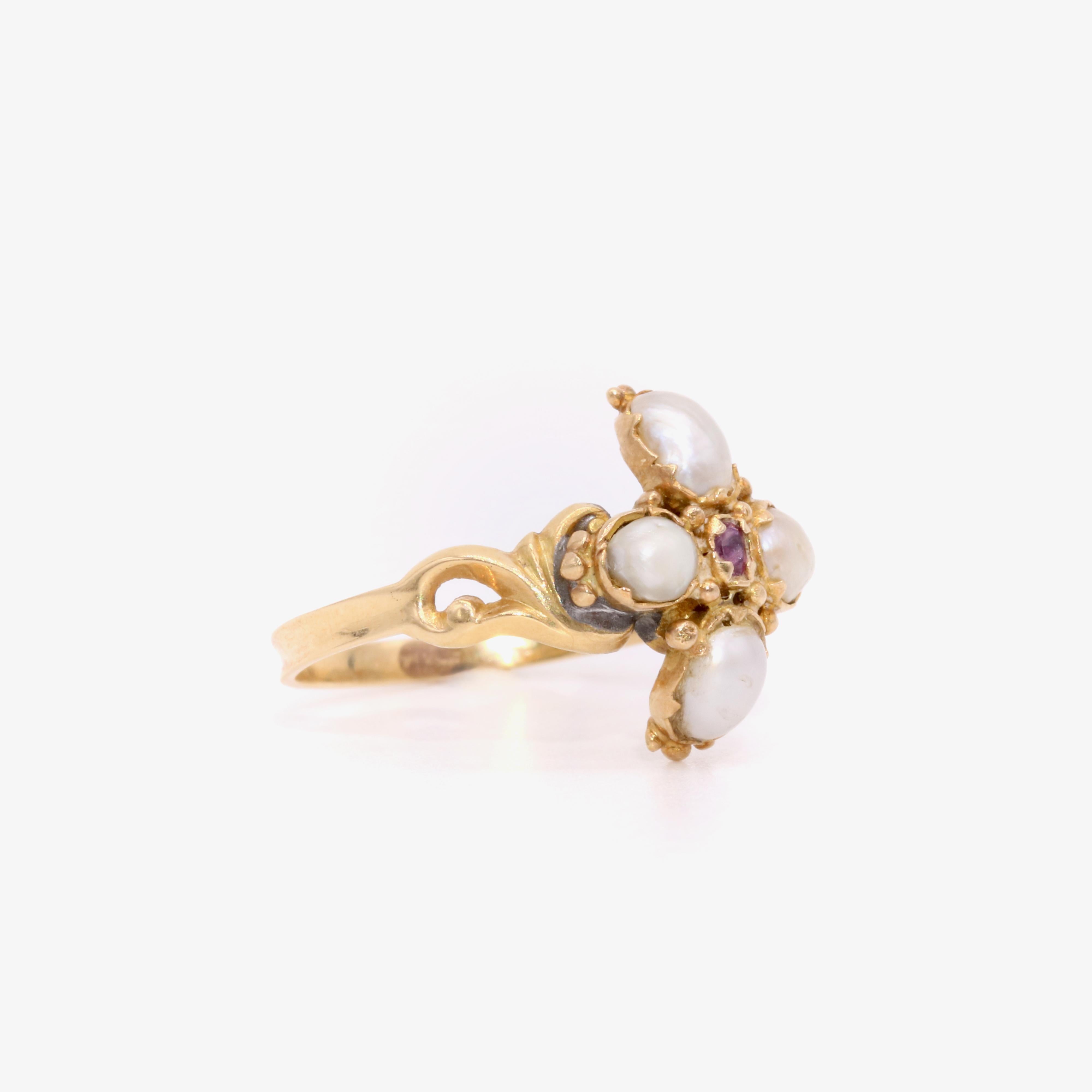 Anillo relicario barroco georgiano antiguo de oro amarillo de 18 quilates con perlas y racimo de rubíes en Bueno estado para la venta en Staines-Upon-Thames, GB