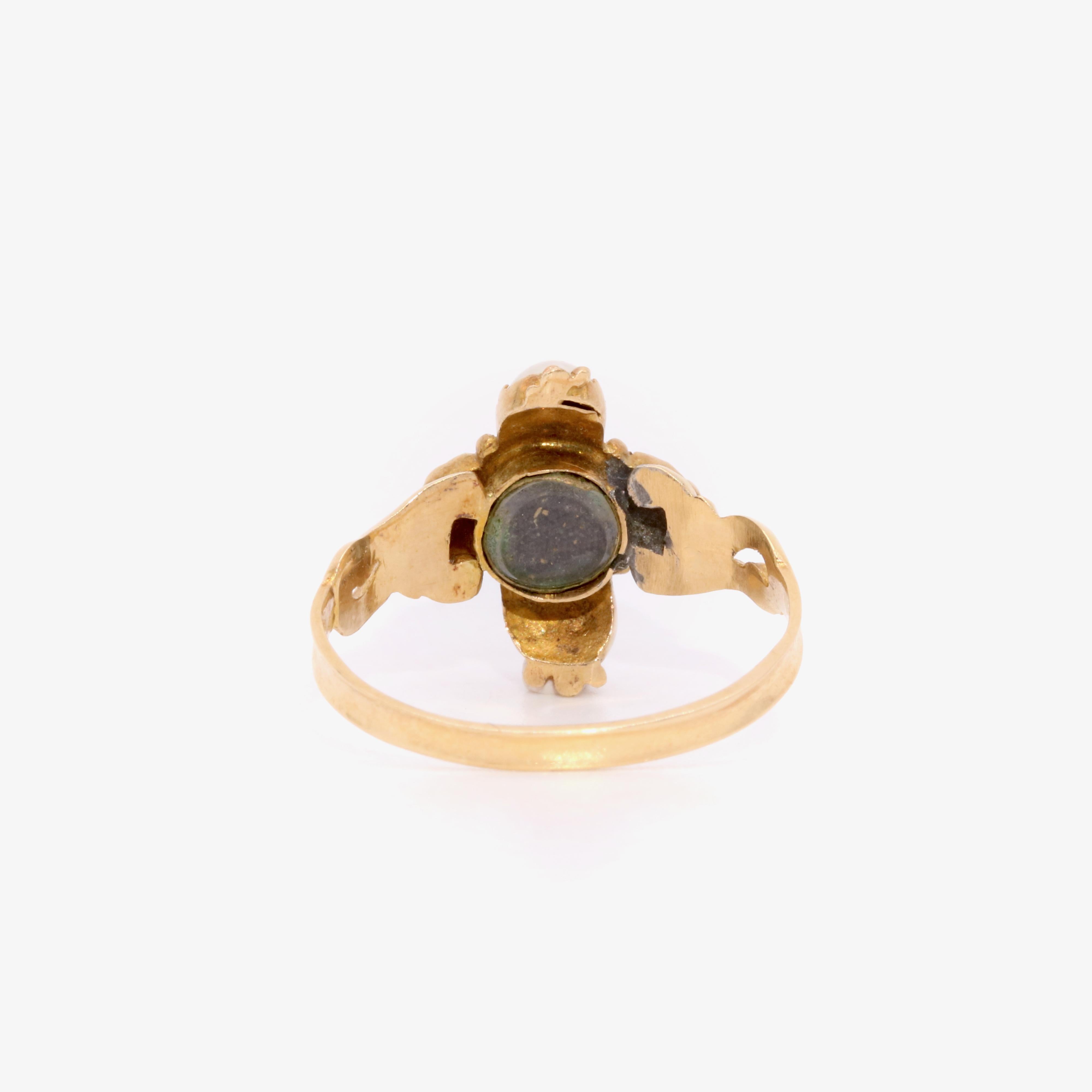 Anillo relicario barroco georgiano antiguo de oro amarillo de 18 quilates con perlas y racimo de rubíes en venta 1