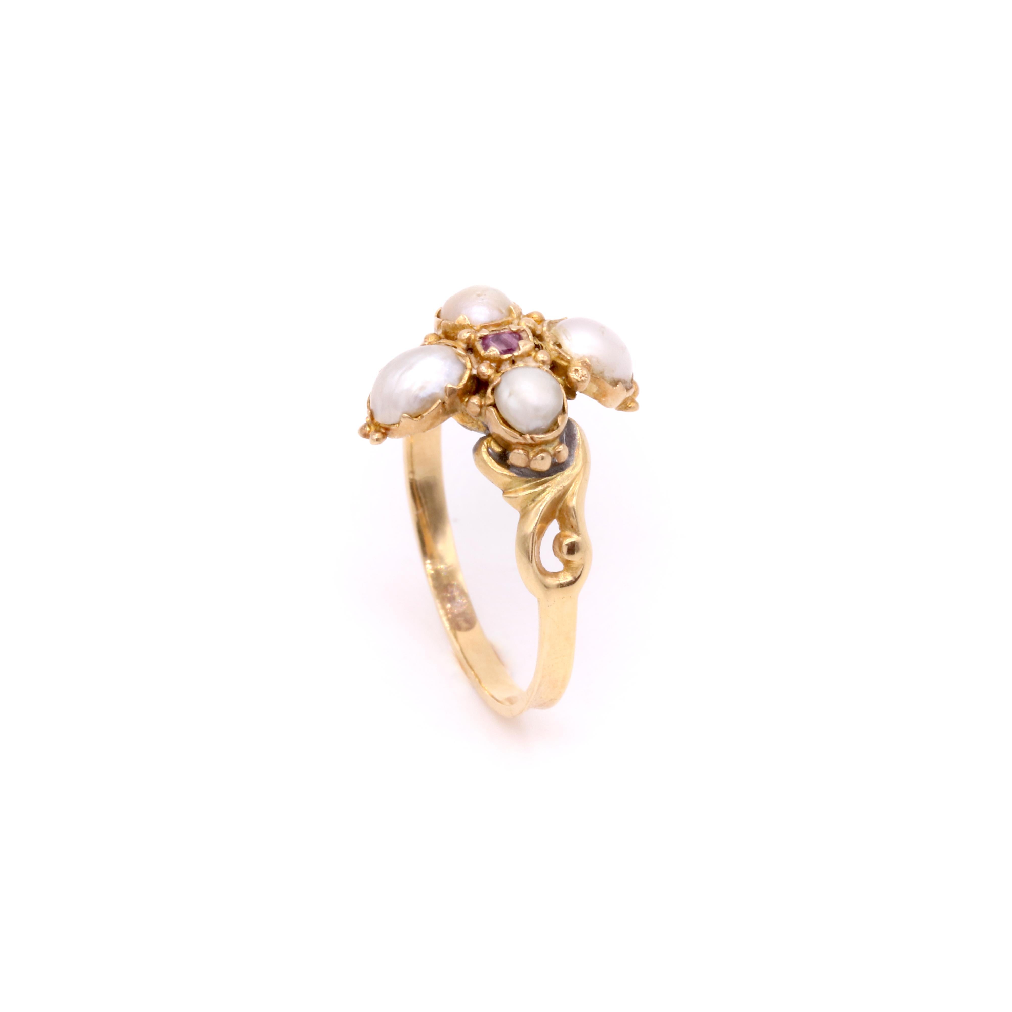 Anillo relicario barroco georgiano antiguo de oro amarillo de 18 quilates con perlas y racimo de rubíes en venta 2