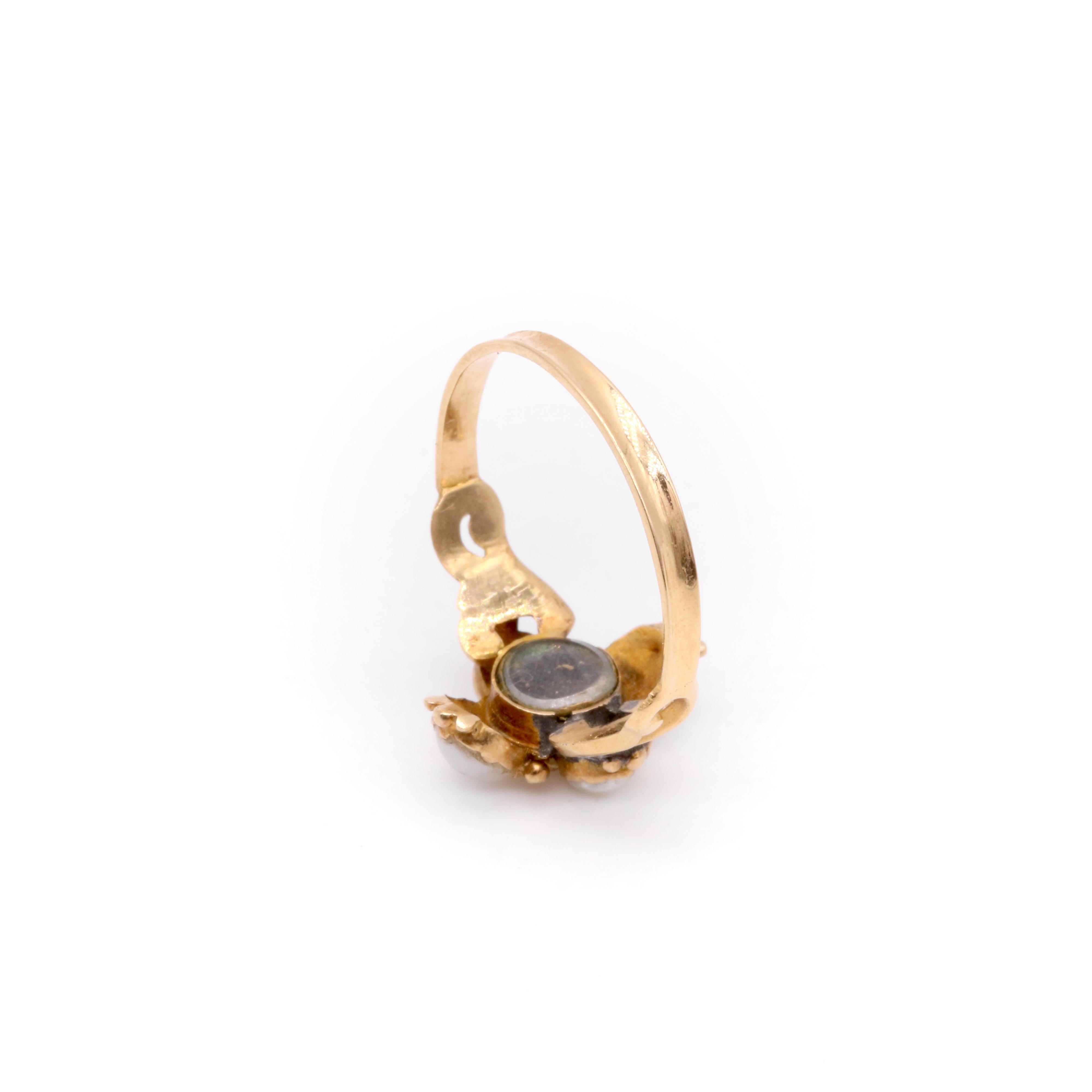 Anillo relicario barroco georgiano antiguo de oro amarillo de 18 quilates con perlas y racimo de rubíes en venta 3