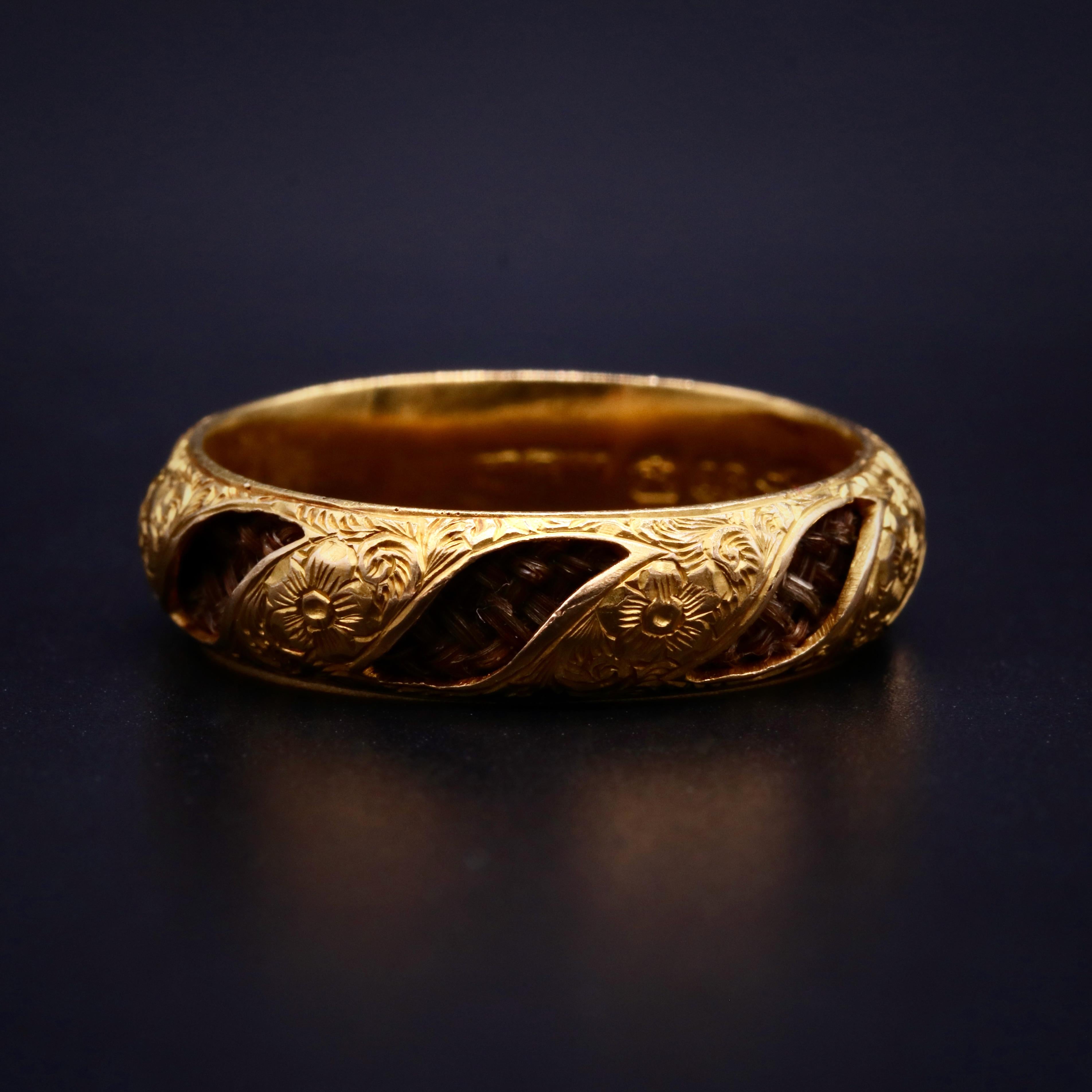 Antiguo Anillo de Luto Georgiano de Oro Amarillo de 18K con Trabajo Floral Acanalado en Bueno Estado en Staines-Upon-Thames, GB