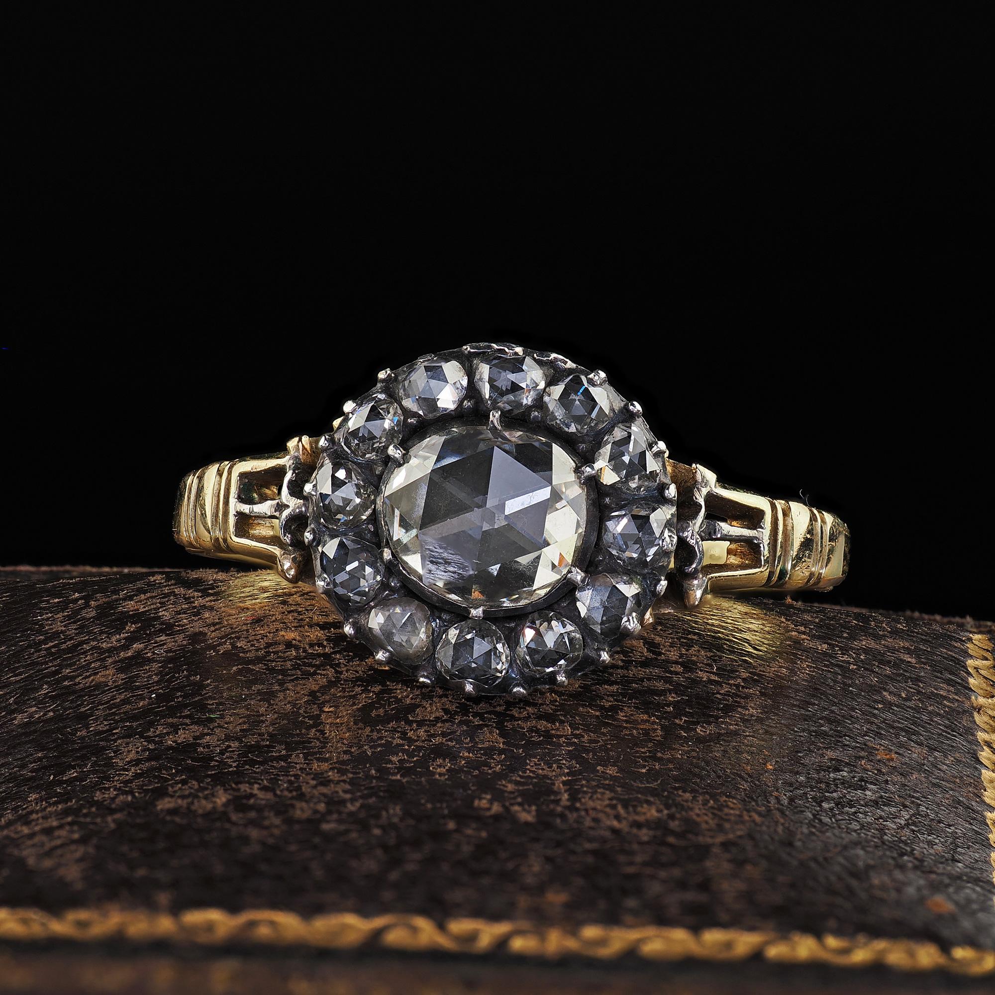Schöne antike georgische 18K Gelbgold Rose Cut Diamond Halo Verlobungsring. Dieser unglaubliche antike georgische Diamantring mit Rosenschliff ist aus 18k Gelbgold und Silber gefertigt. Dieser wunderschöne Ring hat einen klobigen Diamanten im