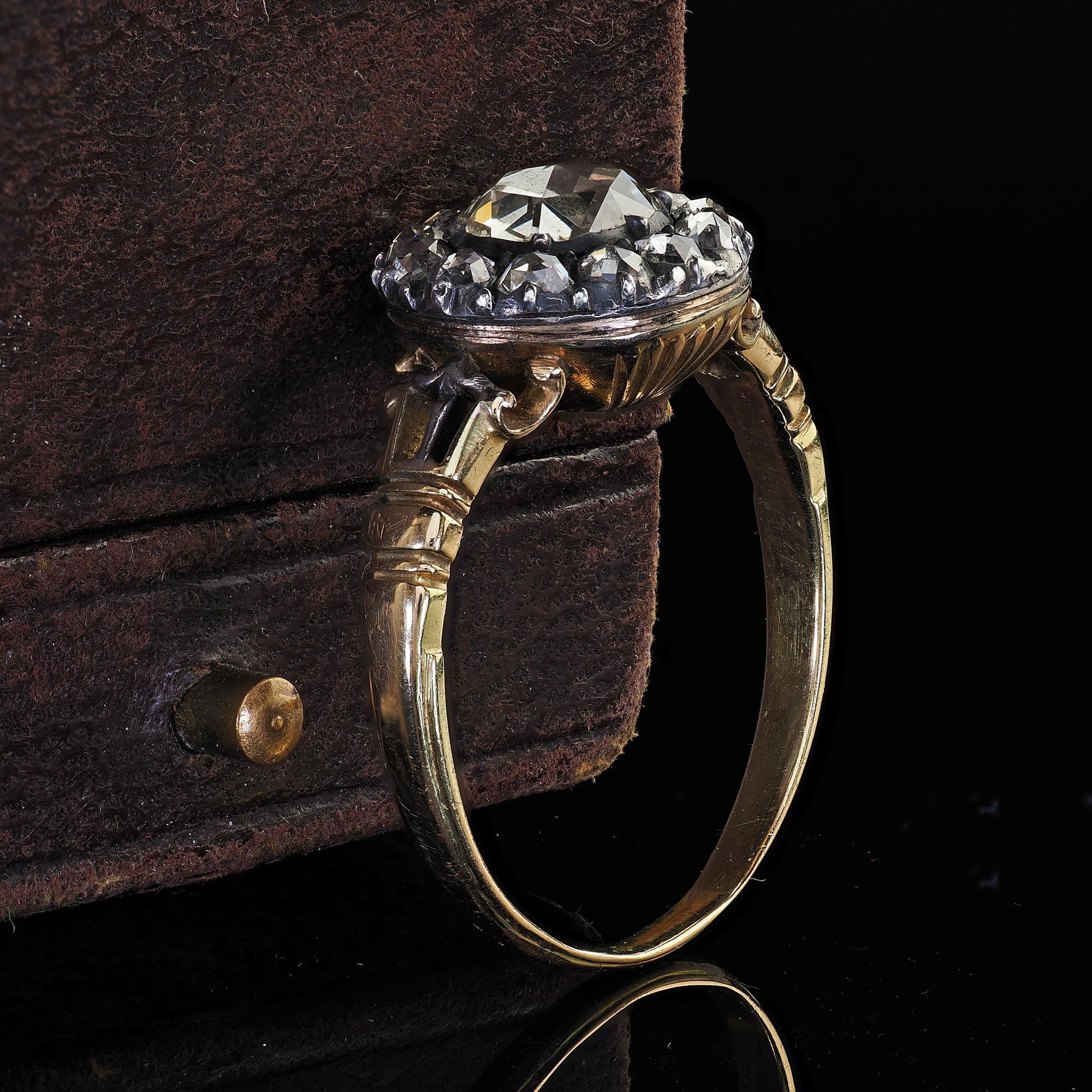 Antiker georgianischer Verlobungsring aus 18 Karat Gelbgold mit Diamant-Halo im Rosenschliff (Georgian)