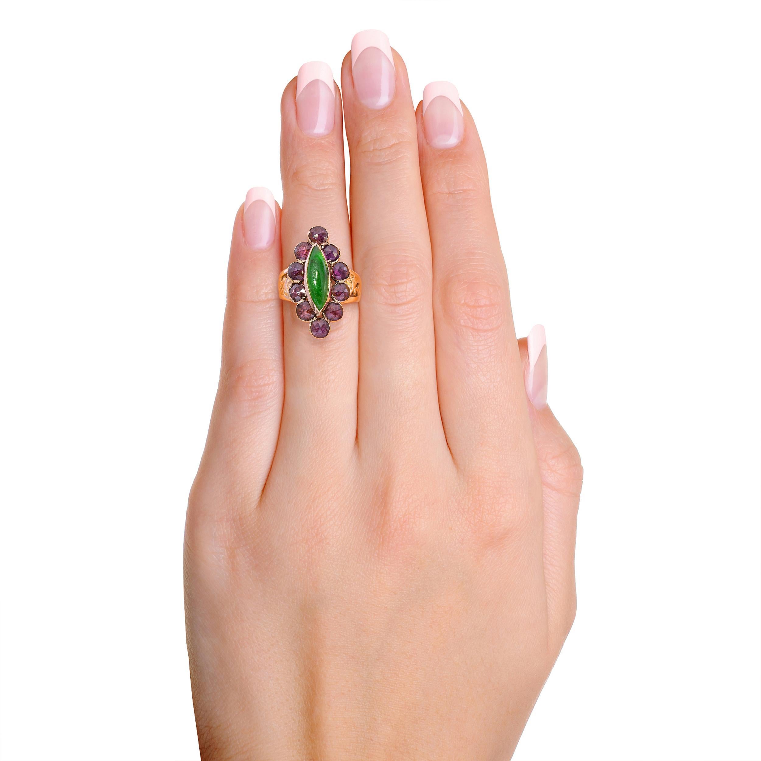 Georgien Bague géorgienne ancienne en or jaune 18 carats, grenat taillé en rose et navette en jade en vente