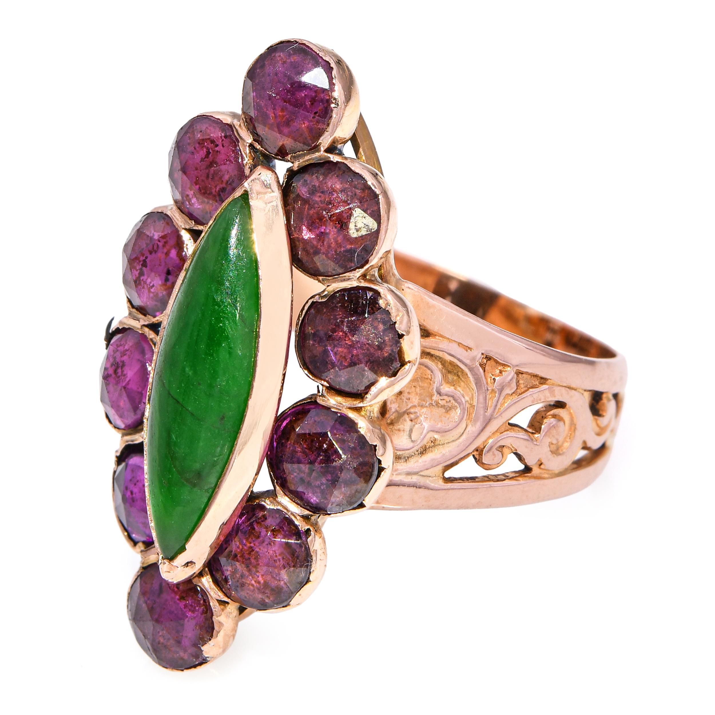 Taille Marquise Bague géorgienne ancienne en or jaune 18 carats, grenat taillé en rose et navette en jade en vente