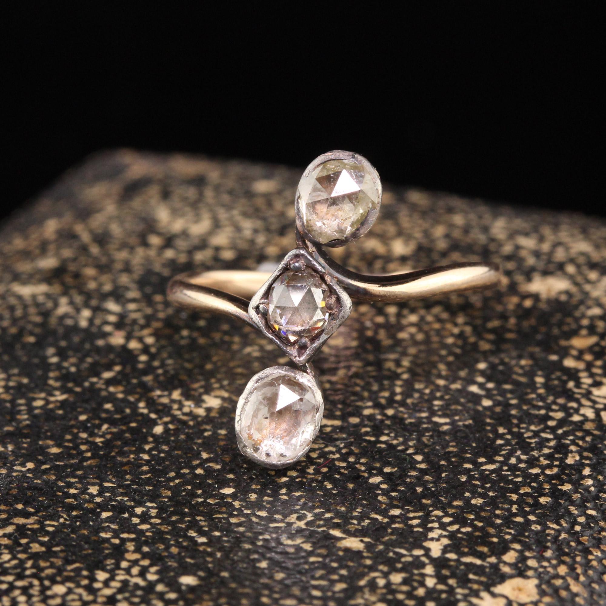 Schöne antike georgische 18K Gelbgold Silber Top Rose Cut Diamond Drei Stein Ring. Dieser prächtige georgische Ring ist aus 18 Karat Gelbgold und Silber gefertigt. Der Ring hat 3 Rosenschliffe, die mit Silber unterlegt sind.

Artikel #R1285

Metall: