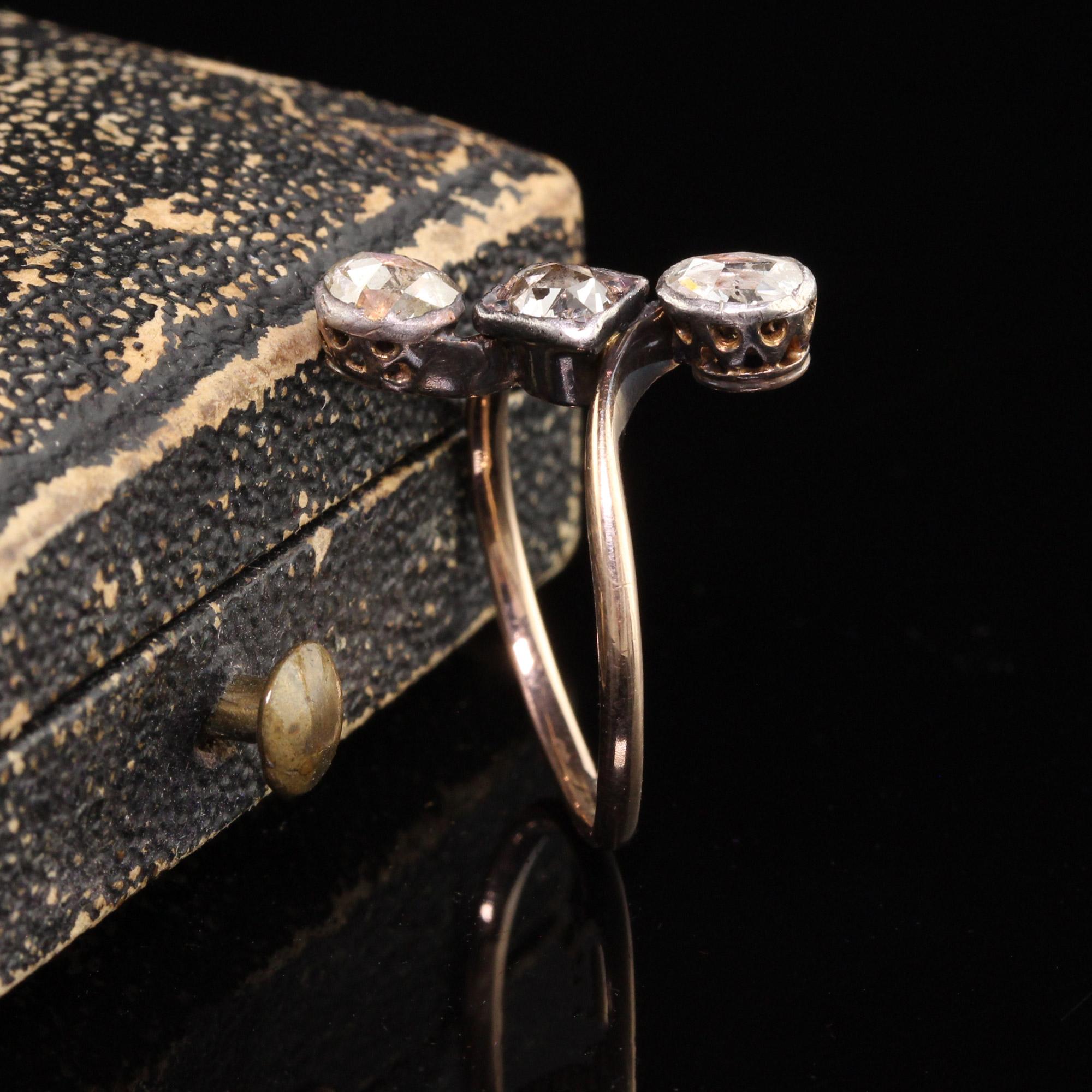 Antiker georgianischer dreisteiniger Ring aus 18 Karat Gelbgold und Silber mit Diamant im Rosenschliff (Georgian) im Angebot