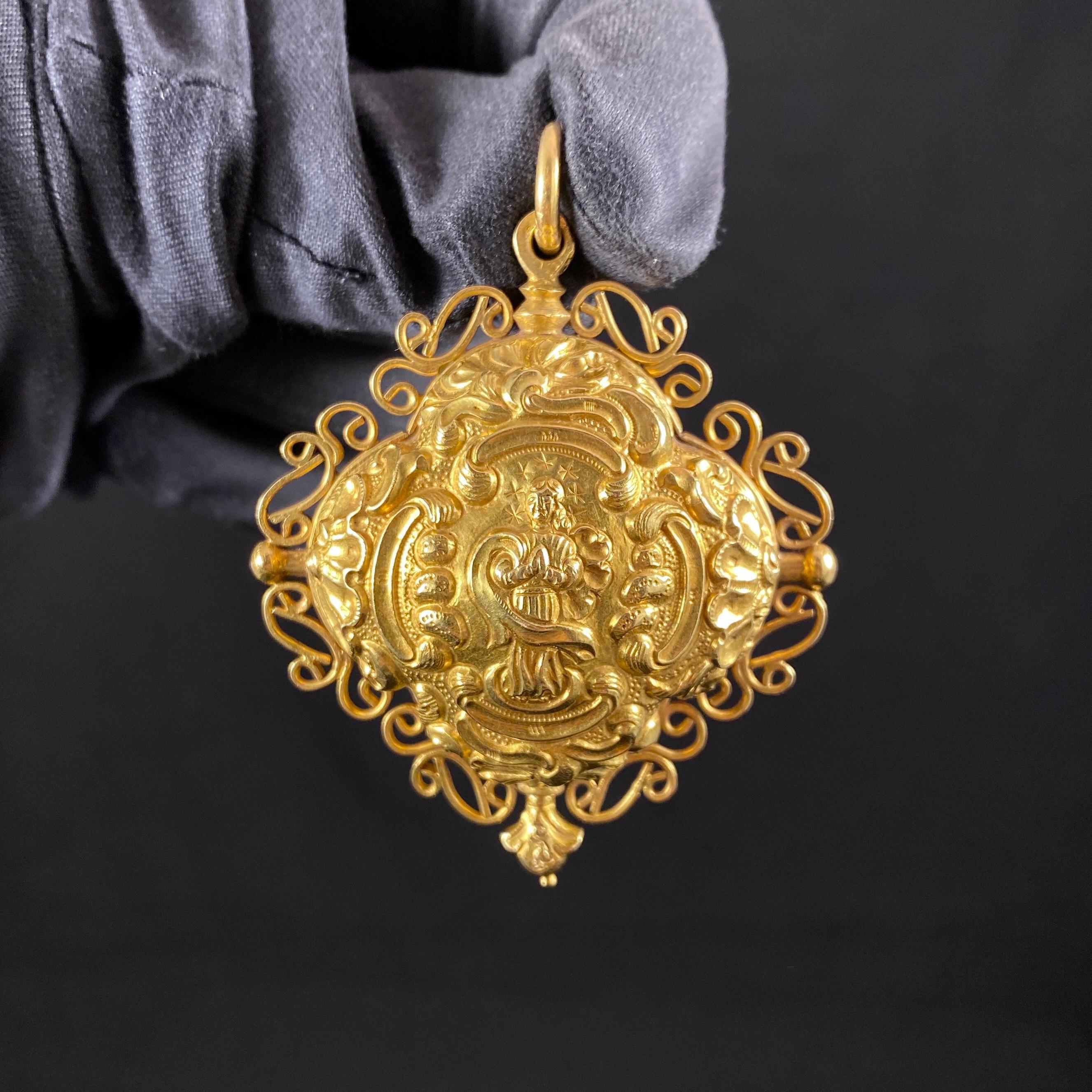 Antique Georgian 18th century religious reliquary locket in yellow gold, Portuguese. With Christian motifs in relief and chiseled decoration, depicting the Immaculate Conception of the Virgin Mary and a Rosary at the back. This Baroque jewel of
