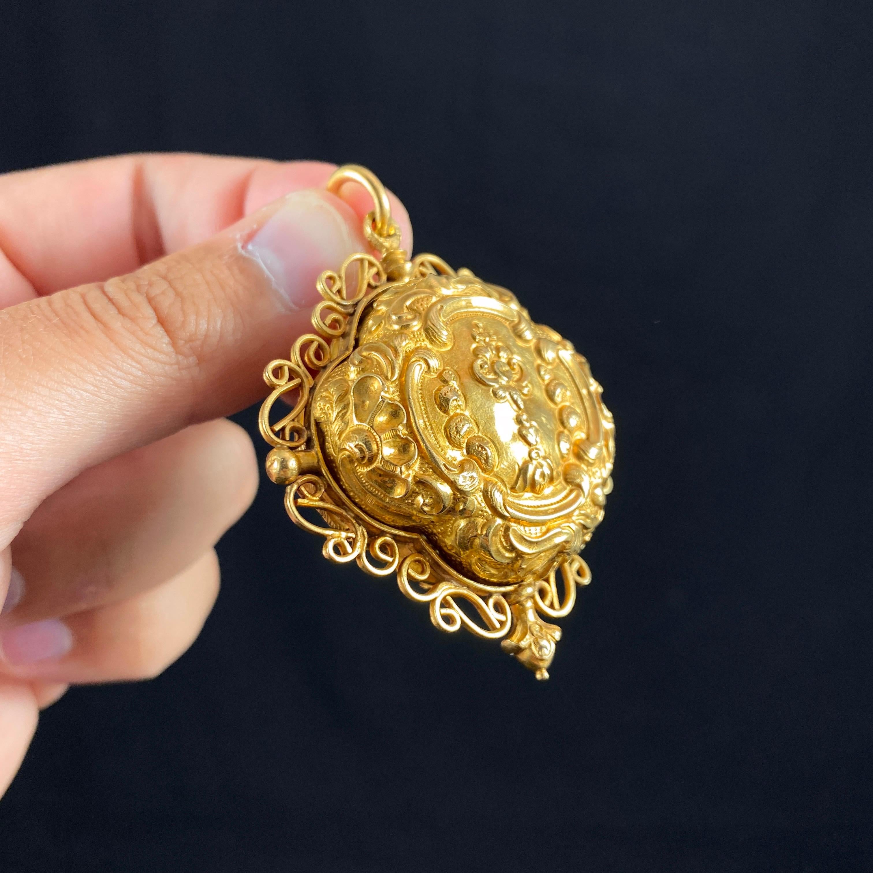 Women's or Men's Antique Georgian 18th Century Religious Reliquary Locket Yellow Gold Portuguese