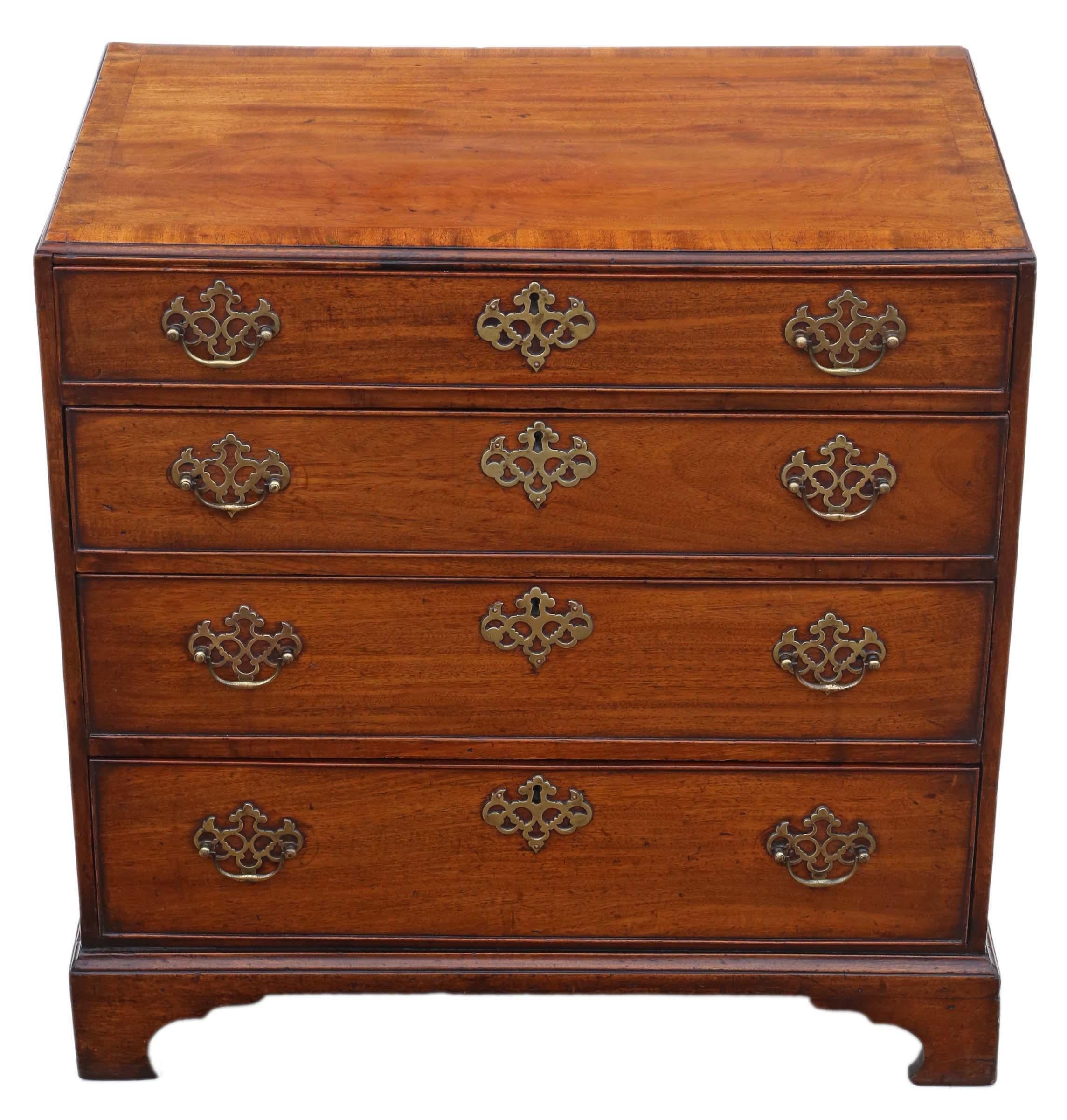 Antique quality Georgian 19th century mahogany chest of drawers C1800, with a caddy top and lovely proportions.

Great rare item, which has no loose joints and lovely compact proportions.

Good age, colour and patina. The drawers slide