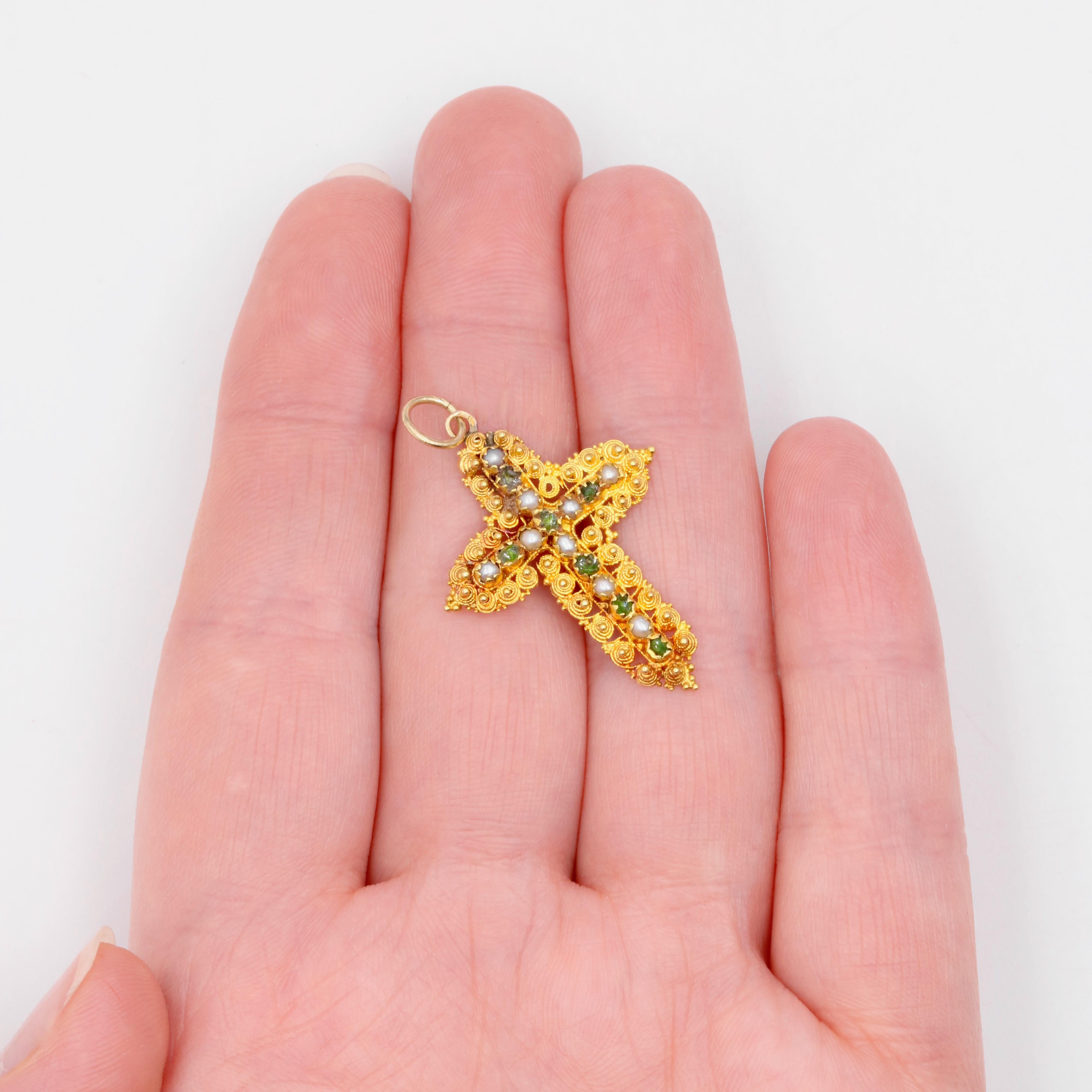 Pendentif croix géorgien ancien en or jaune 22 carats, émeraude et perle cannetille en vente 4