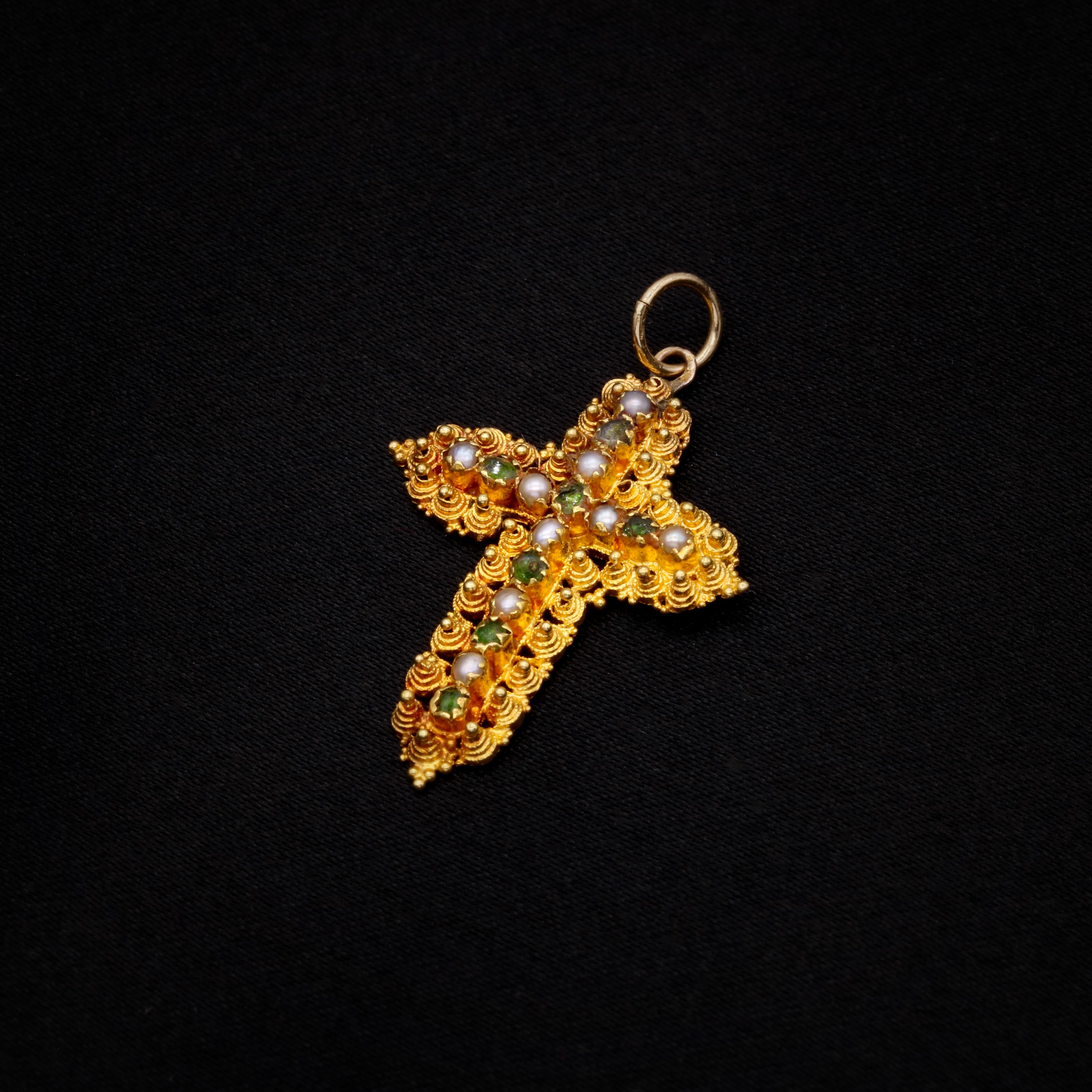 Pendentif géorgien en émeraude, perle et or jaune, comprenant neuf perles de rocaille et sept émeraudes en forme de coussin, en or jaune 22 carats, avec une balle en or jaune 9 carats. 

Ce que je préfère dans ce pendentif Croix en or jaune géorgien