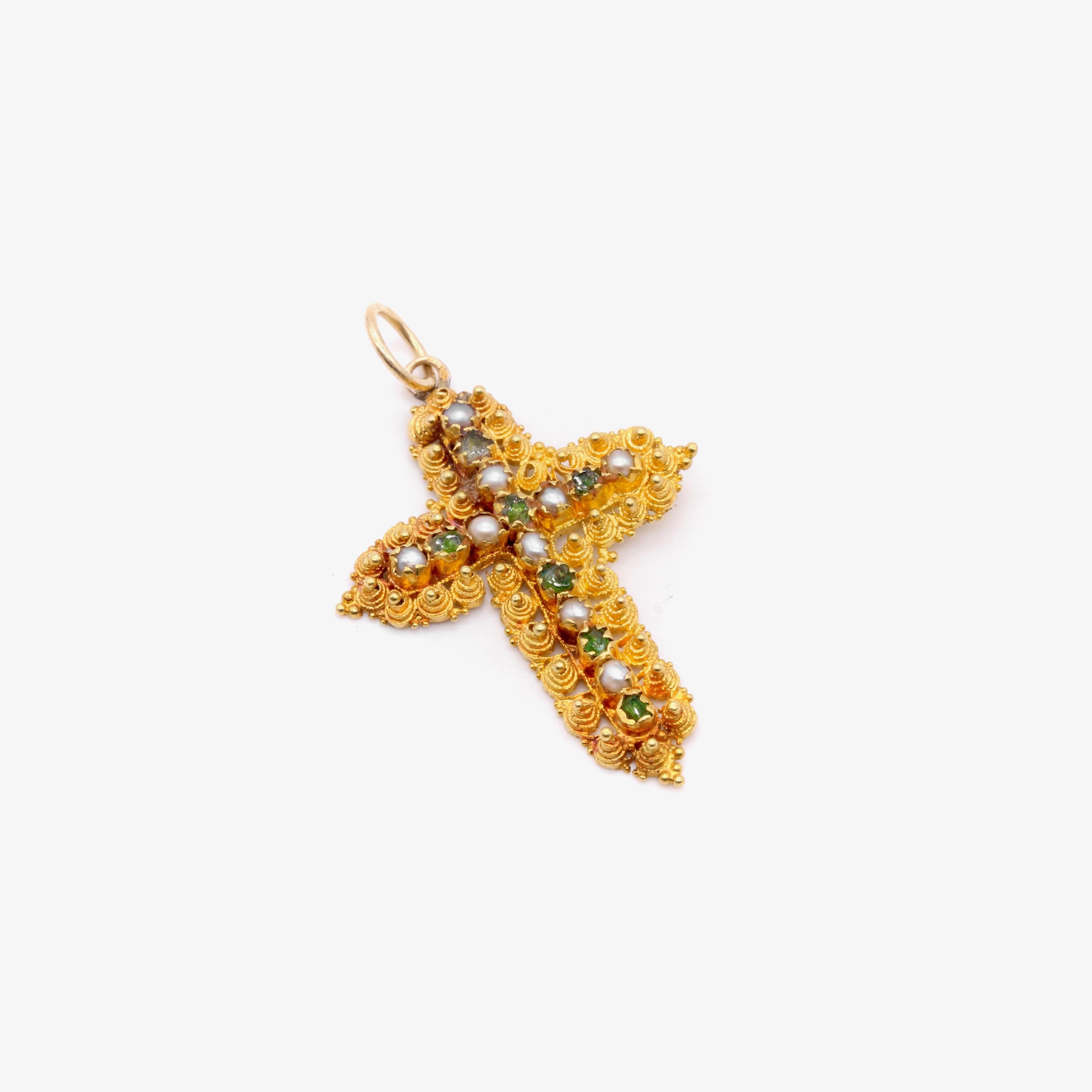 Georgien Pendentif croix géorgien ancien en or jaune 22 carats, émeraude et perle cannetille en vente