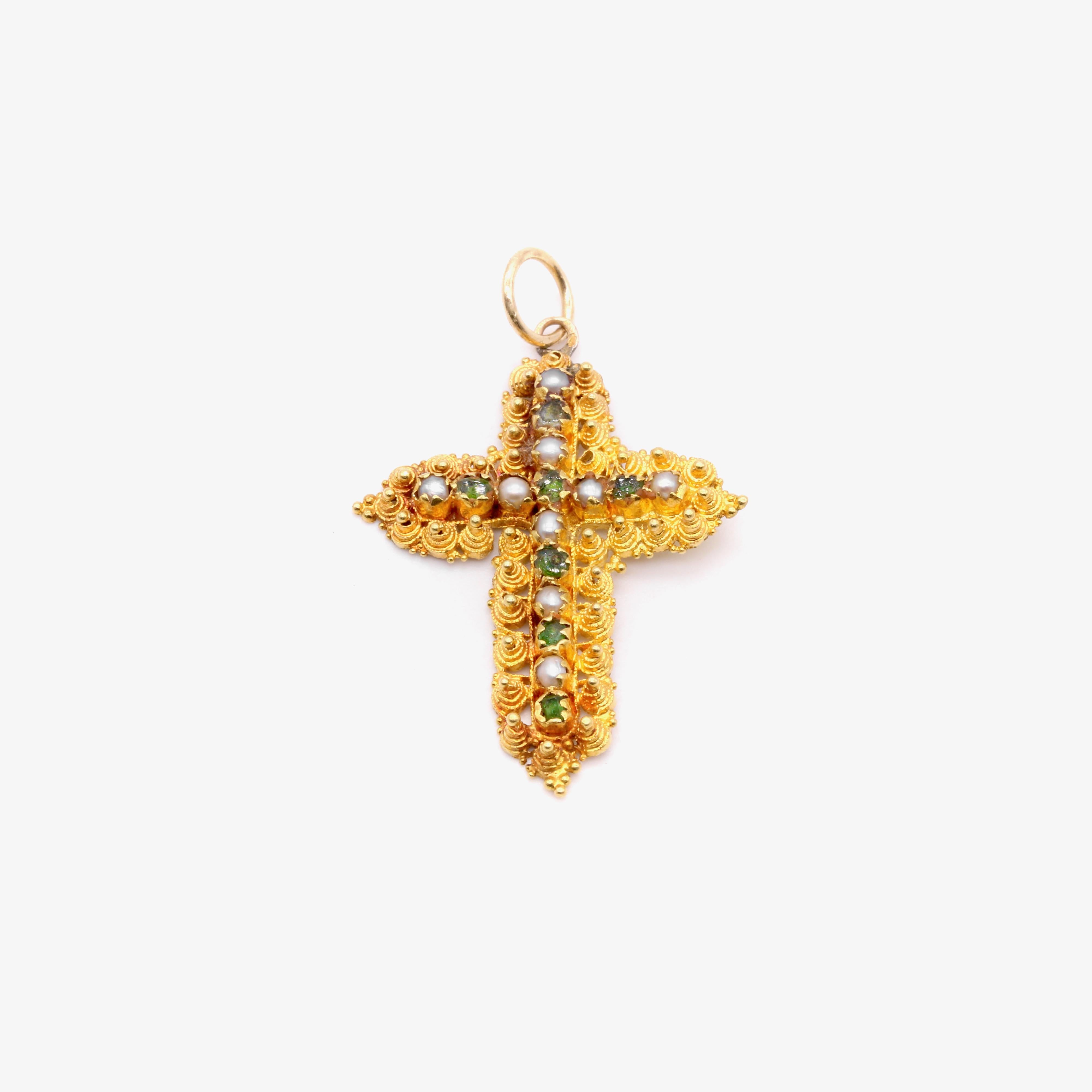 Taille émeraude Pendentif croix géorgien ancien en or jaune 22 carats, émeraude et perle cannetille en vente