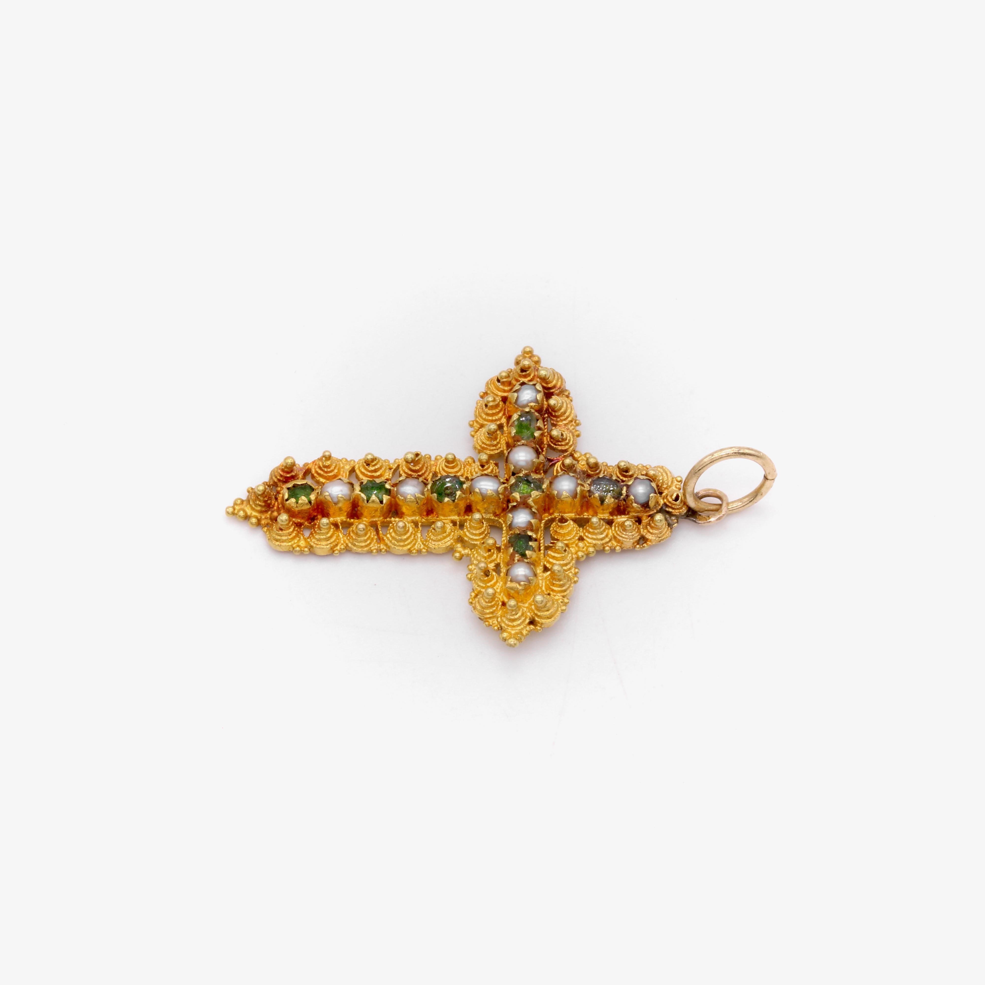 Pendentif croix géorgien ancien en or jaune 22 carats, émeraude et perle cannetille Bon état - En vente à Staines-Upon-Thames, GB