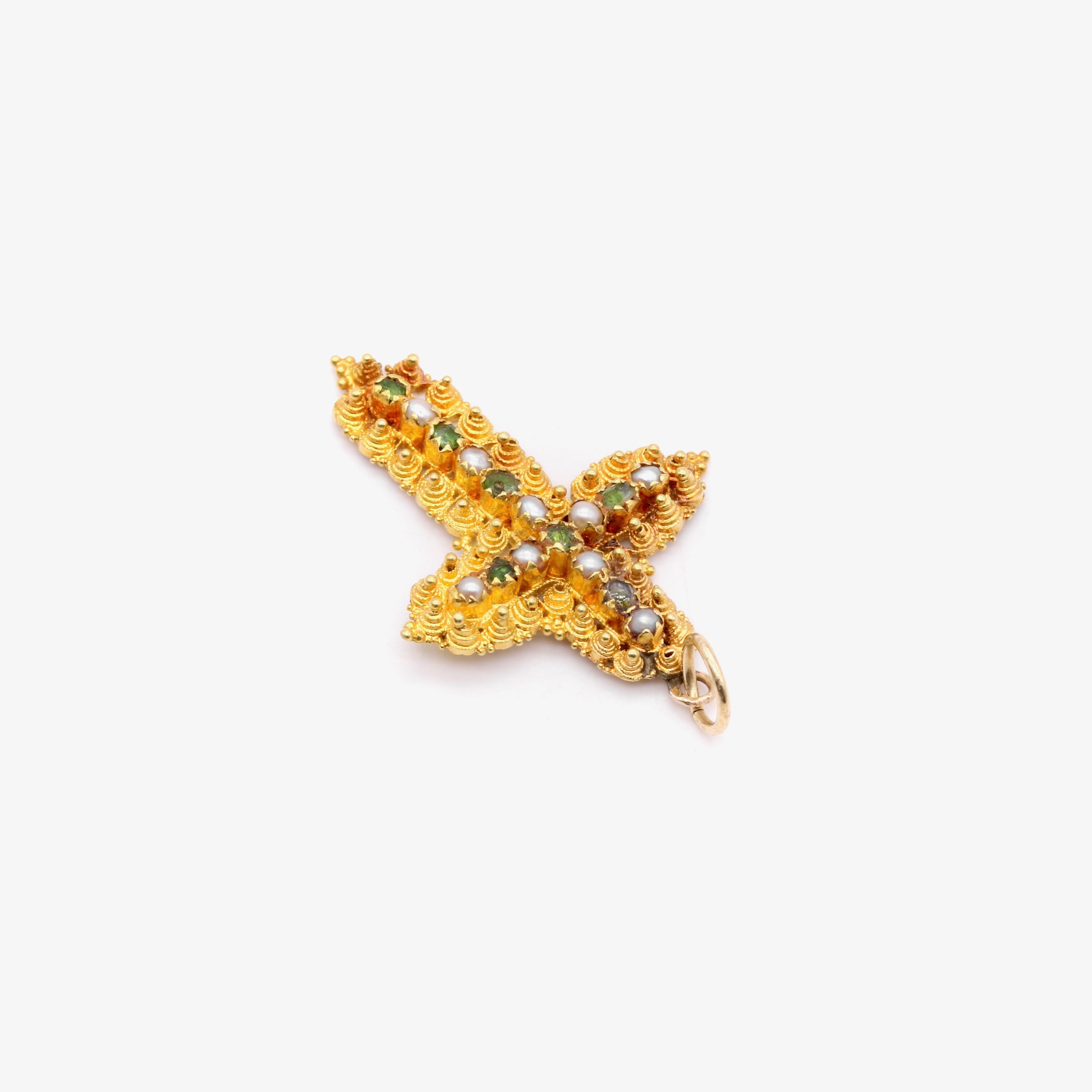 Pendentif croix géorgien ancien en or jaune 22 carats, émeraude et perle cannetille Unisexe en vente
