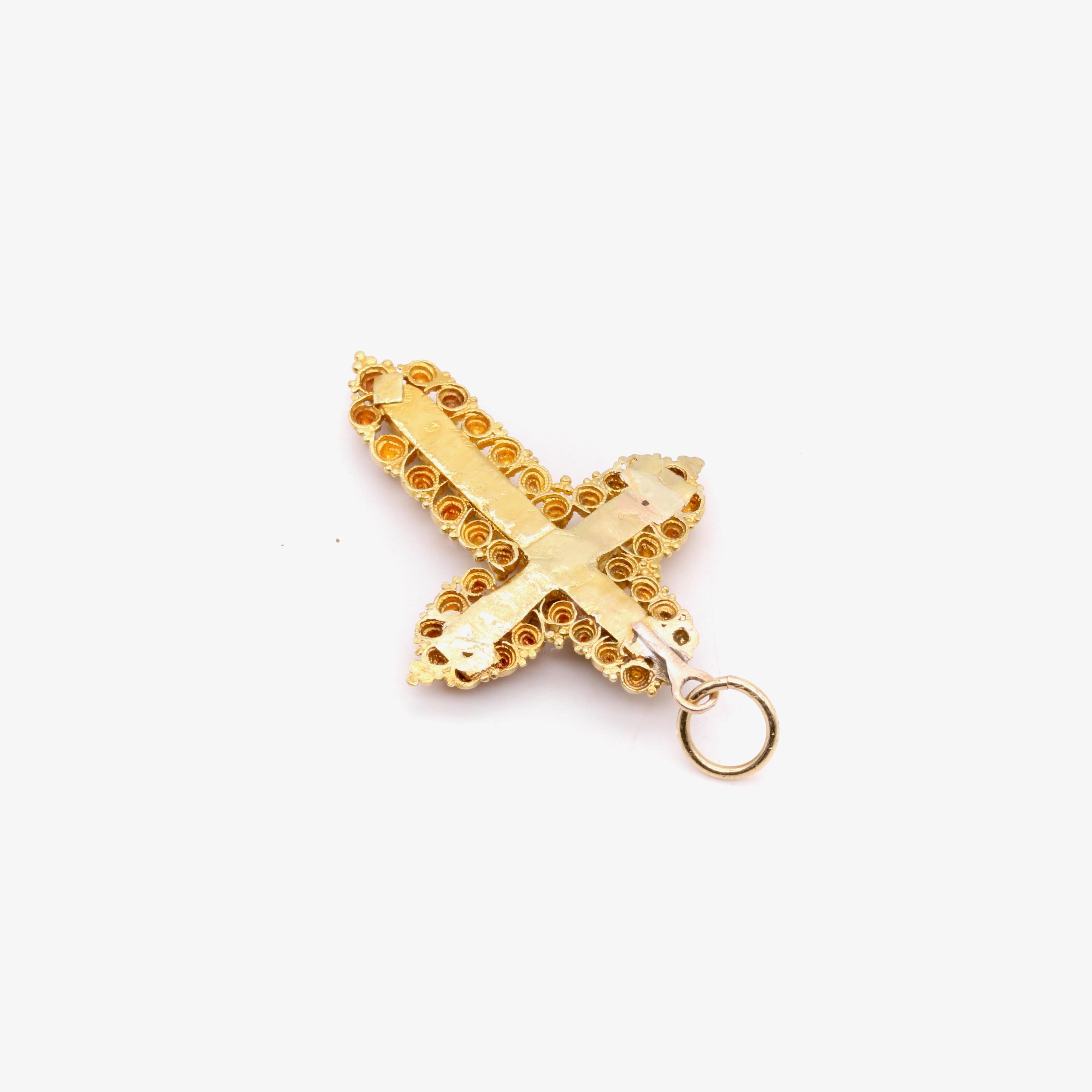 Pendentif croix géorgien ancien en or jaune 22 carats, émeraude et perle cannetille en vente 1