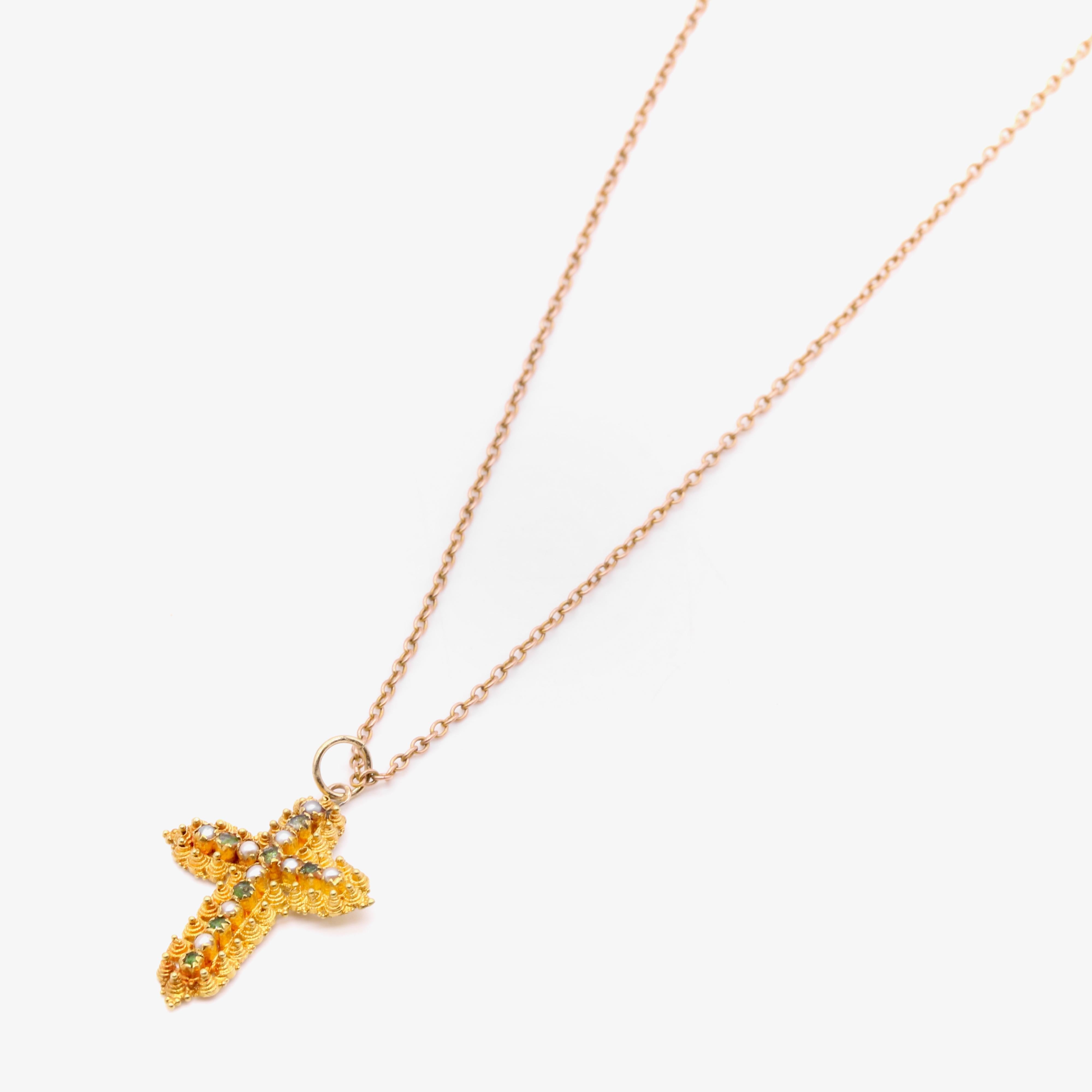Pendentif croix géorgien ancien en or jaune 22 carats, émeraude et perle cannetille en vente 3