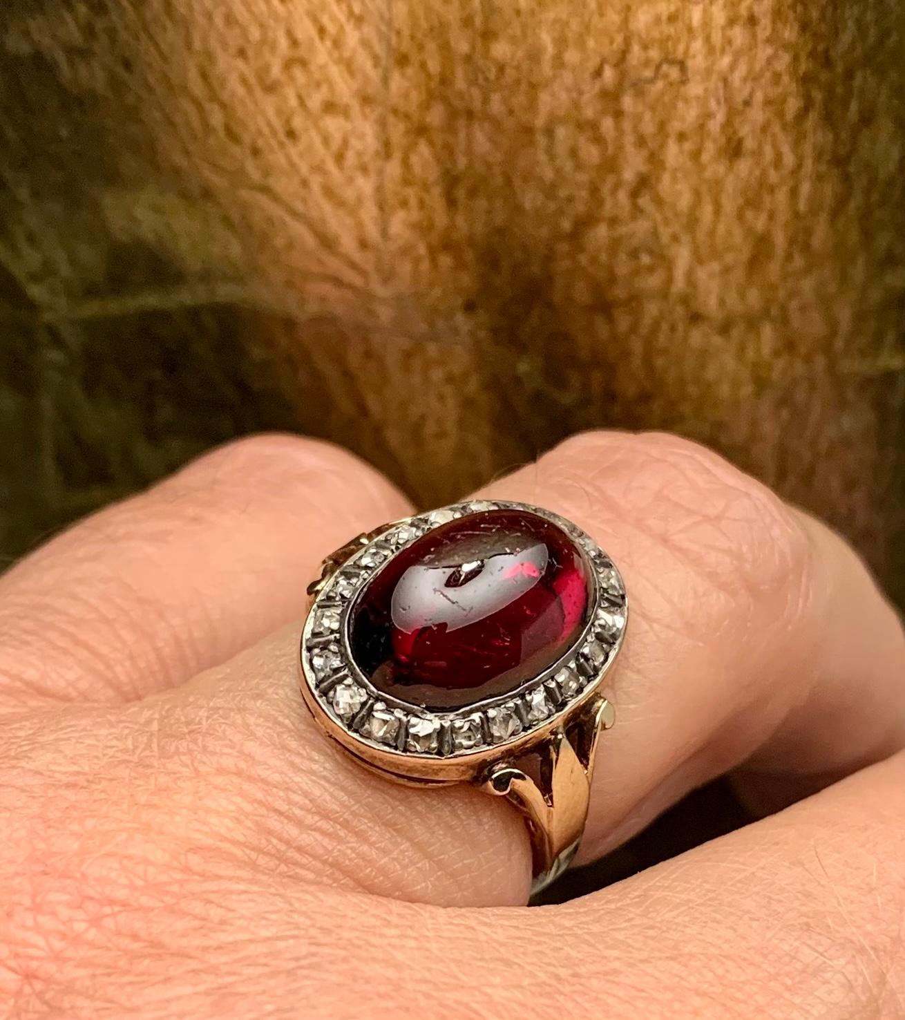 Antique Georgian 5.25 TCW Carbuncle Garnet Rose Cut Diamond 14K Rose Gold Ring In Good Condition For Sale In New York, NY