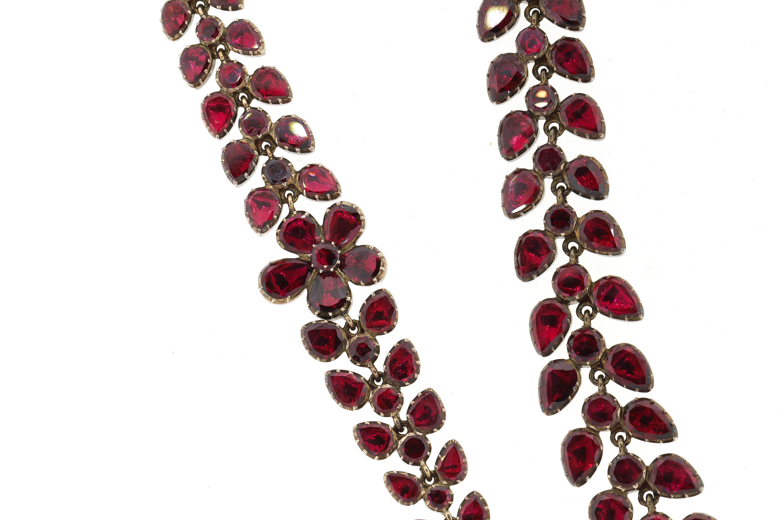 Antikes georgianisches Set aus Halskette und Armband, 9 Karat Gold mit floralem Granat (Georgian)