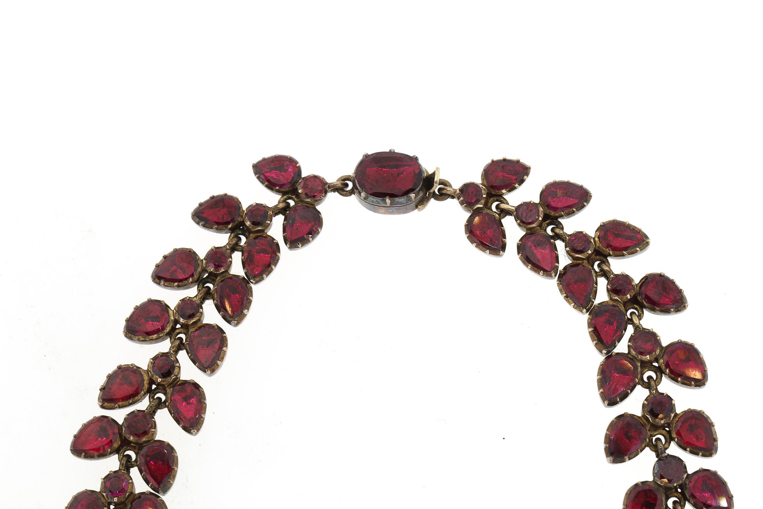 Antikes georgianisches Set aus Halskette und Armband, 9 Karat Gold mit floralem Granat (Gemischter Schliff)