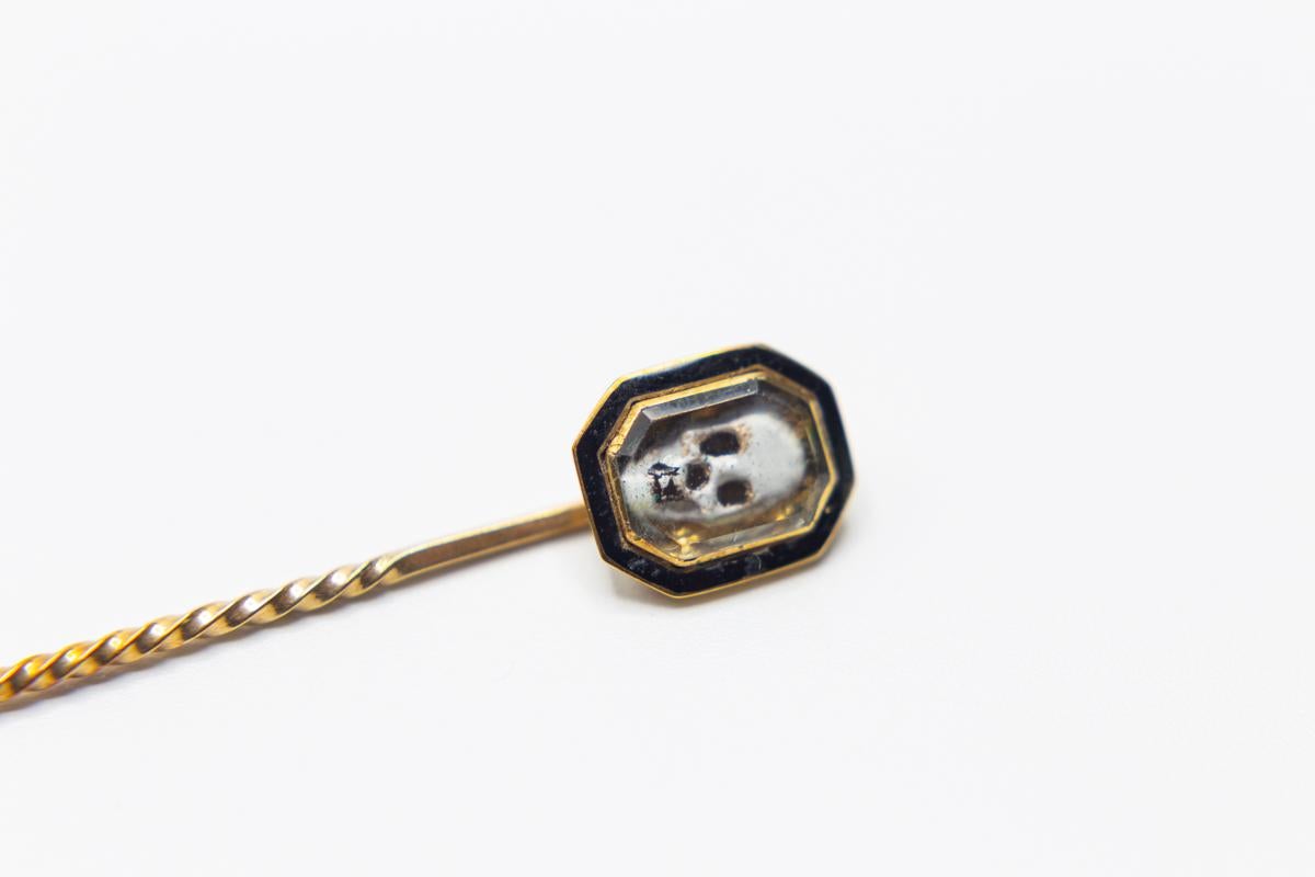 Antique Georgian 9 Karat Gold Momento Mori Skull Mourning Stick Pin In Good Condition For Sale In Houston, TX
