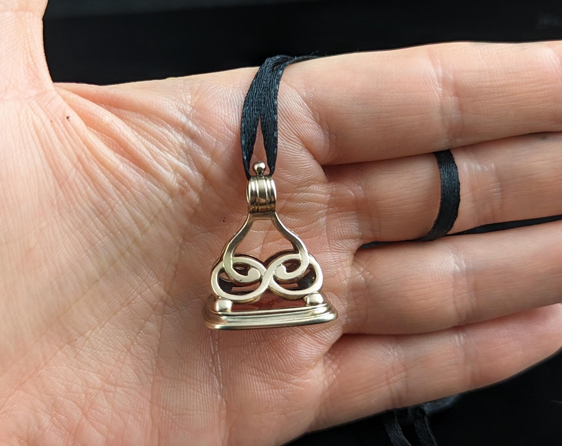 Antique Georgian 9k gold seal fob pendant, Carnelian, Heraldic  For Sale 1