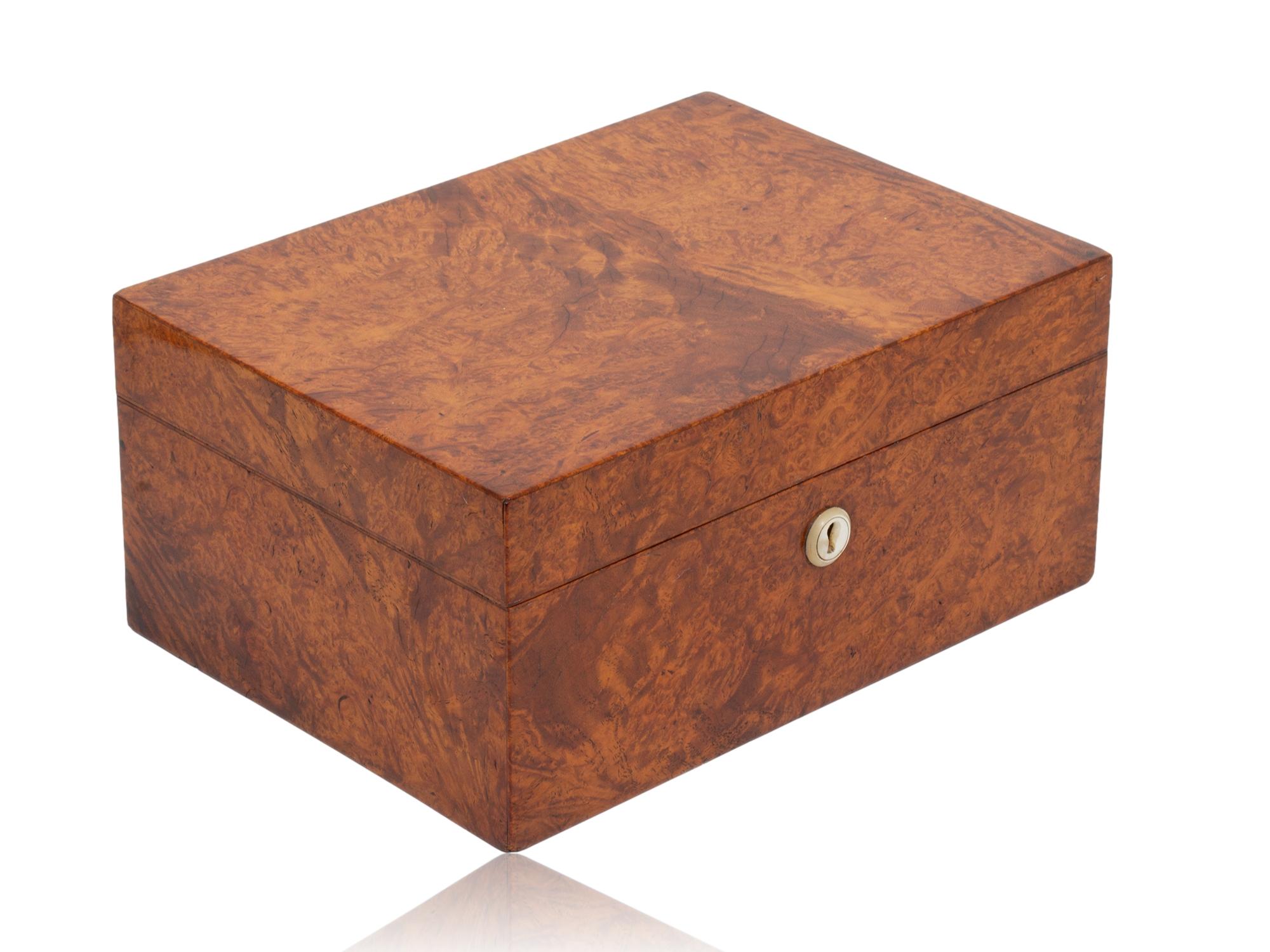Veneered in Amboyna Wood 

From our Sewing Box collection, we are pleased to offer this Amboyna Sewing Box. The Sewing Box of rectangular shape veneered in Amboyna with a circular mother of pearl escutcheon. The interior of the sewing box is fully