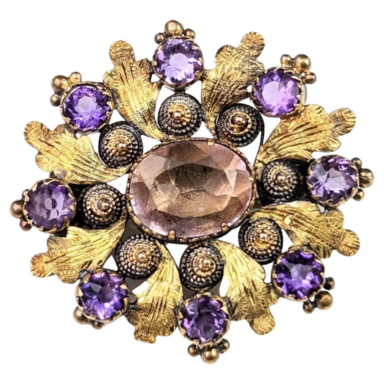 Broche ancienne de style géorgien en or 18 carats, améthyste et cannetille,  feuille d'acanthe En vente sur 1stDibs