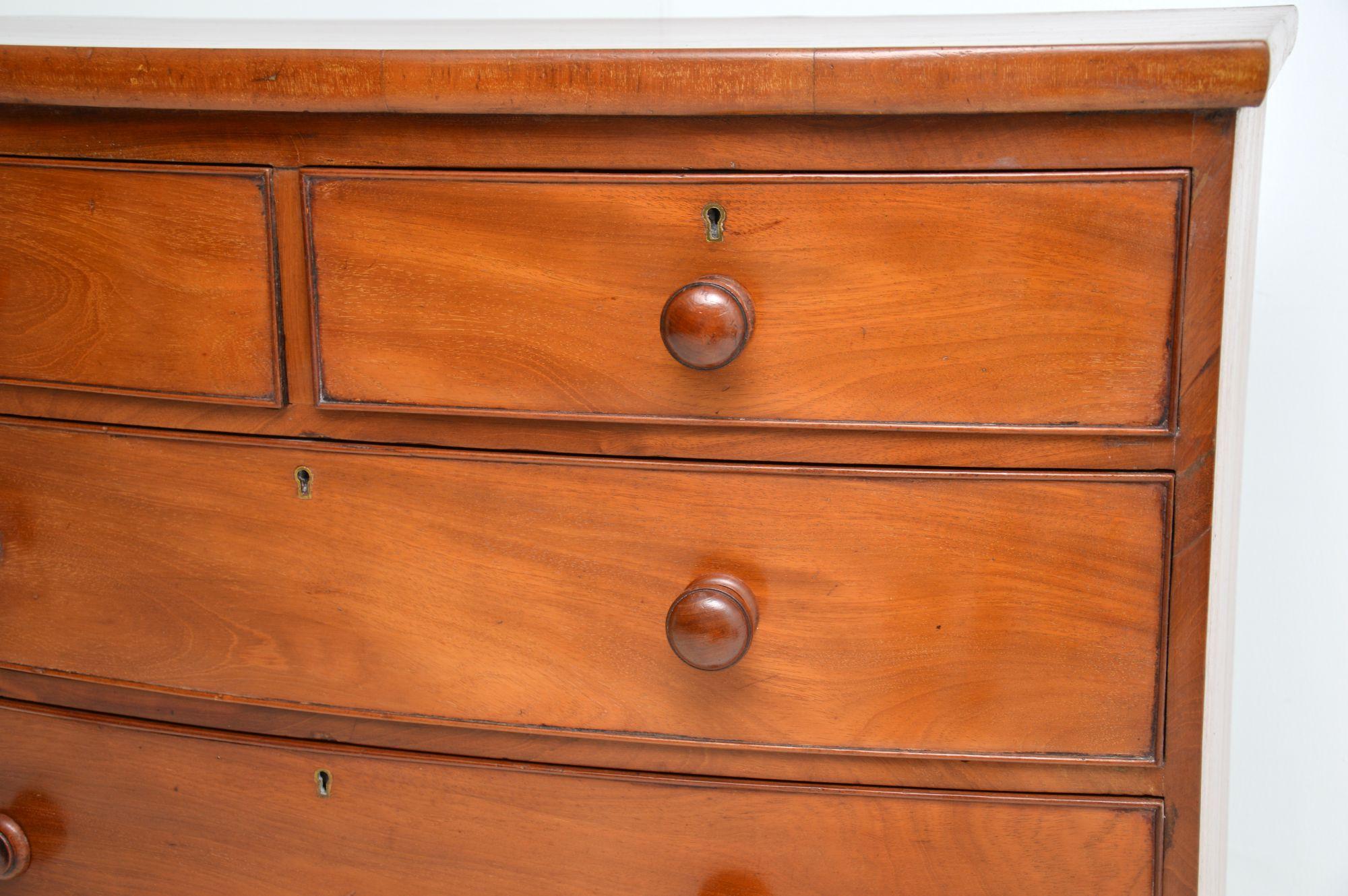 Antique Georgian Bow Front Chest of Drawers In Good Condition In London, GB