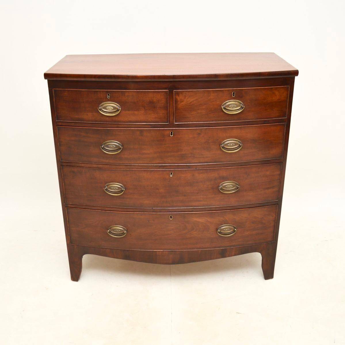 A smart and very well made antique Georgian bow fronted chest of drawers. This was made in England, it dates from around the 1800-1820 period.

It is of fantastic quality with a lovely and very useful design. It’s a great size with lots of storage