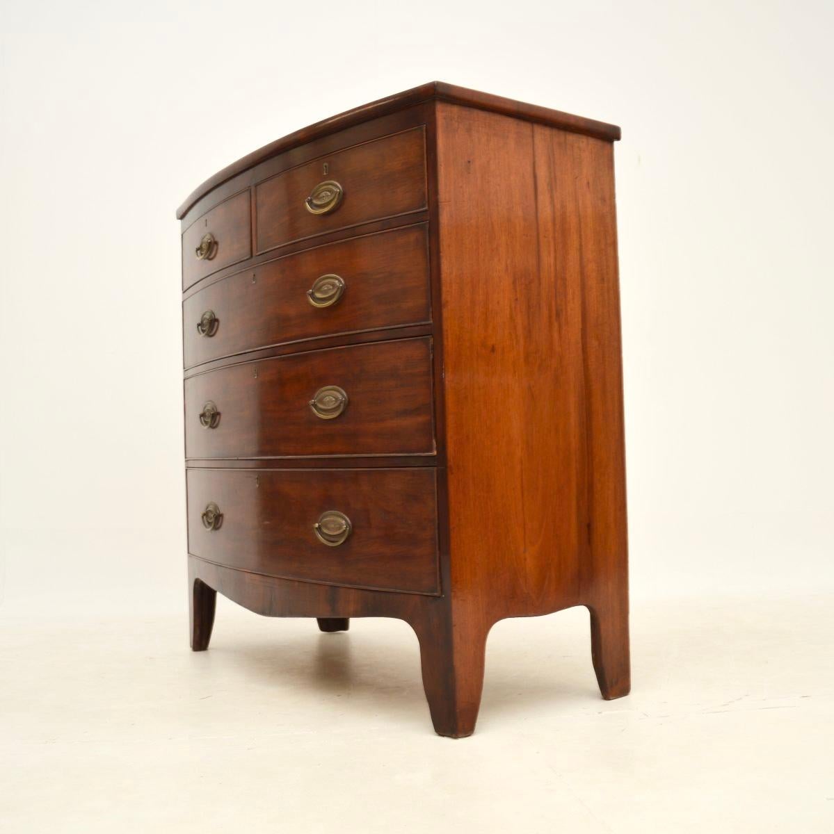 Antique Georgian Bow Fronted Chest of Drawers In Good Condition For Sale In London, GB