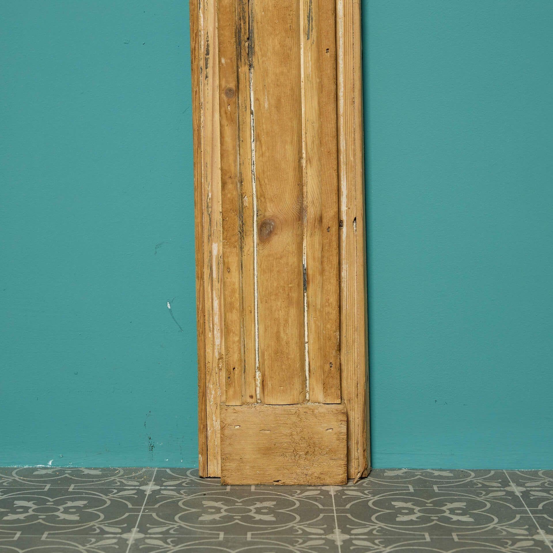 Antique Georgian Bullseye Fire Surround In Fair Condition For Sale In Wormelow, Herefordshire