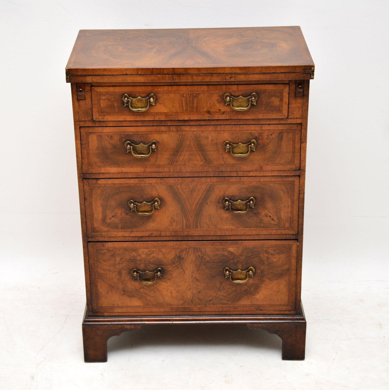 Small antique George III burr walnut bachelors chest of drawers in excellent condition and dating to circa 1910 period. This chest of drawers is of extremely high quality and the burr walnut veneers have beautiful bookmarked patterns running down