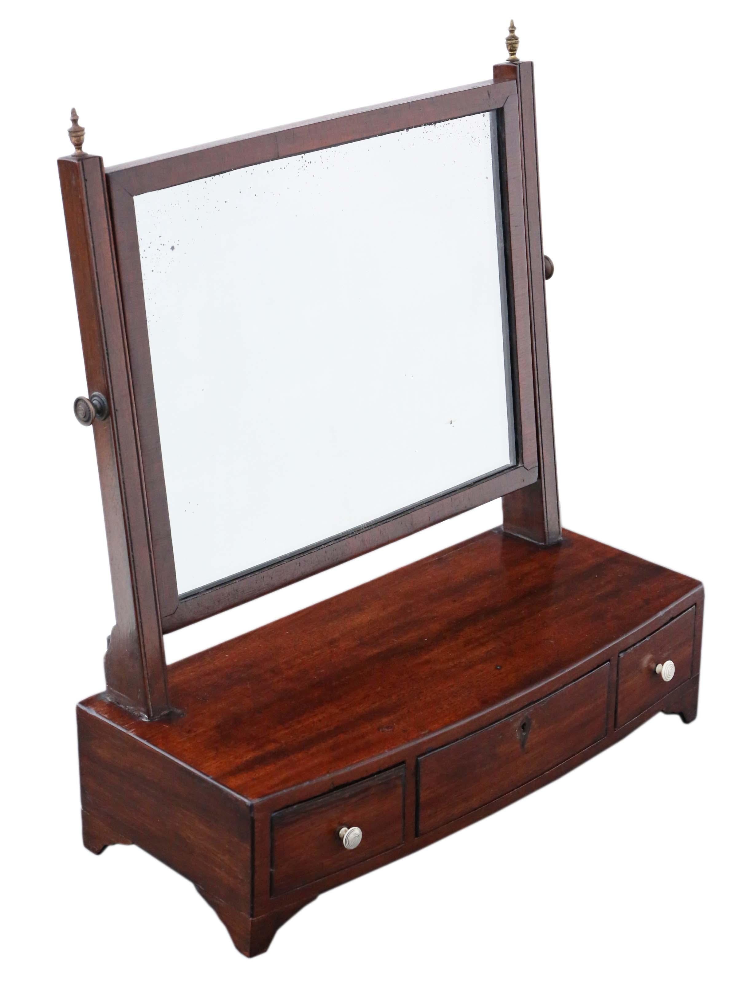 Antique quality Georgian circa 1805 mahogany dressing table swing or toilet mirror.

This is a lovely mirror, that is full of age and charm, with great proportions.

No loose joints and no woodworm.

A rare find, far better quality than most,