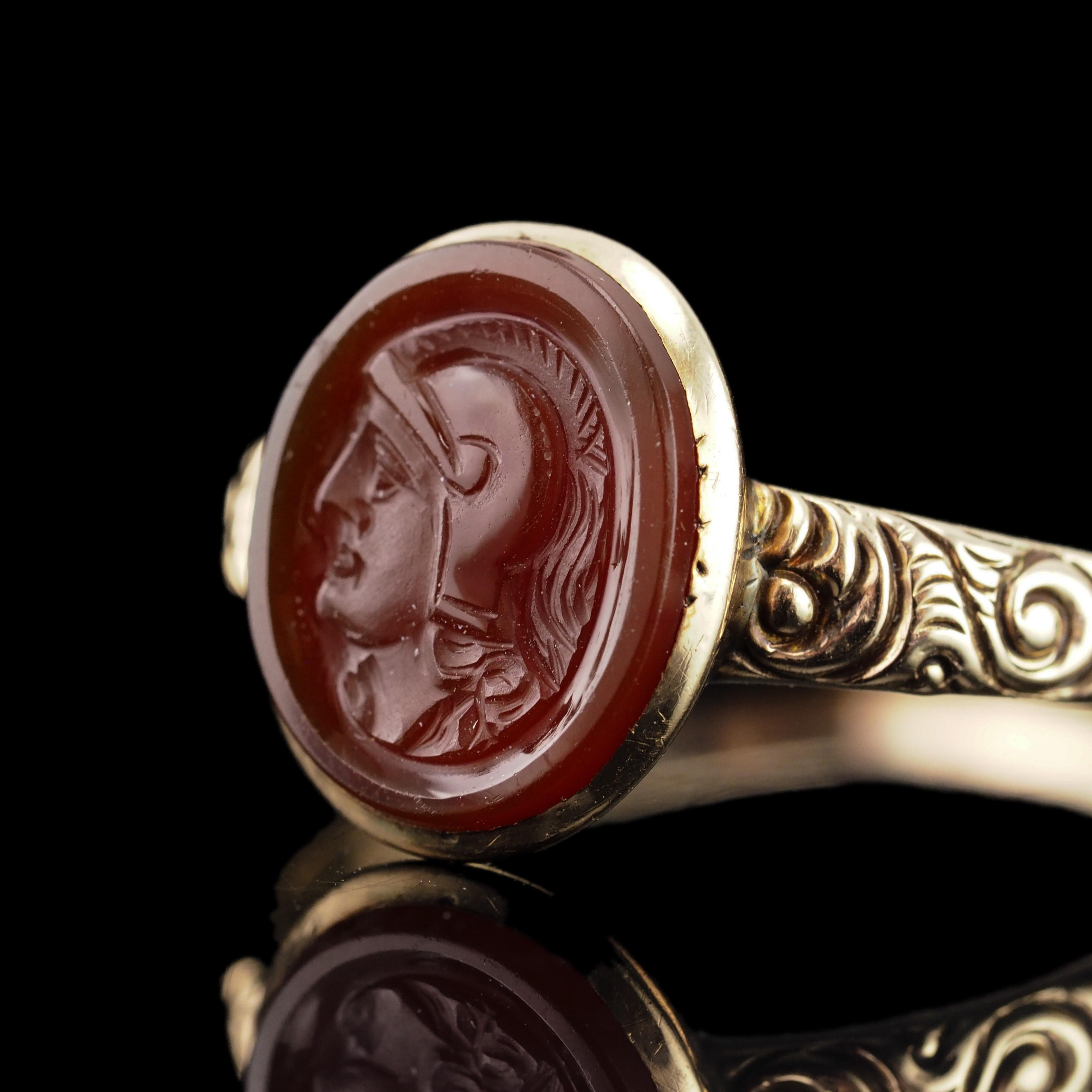Taglio rotondo Antico anello cammeo georgiano in oro 10K con incisione di un soldato romano - C.C. 1820 in vendita