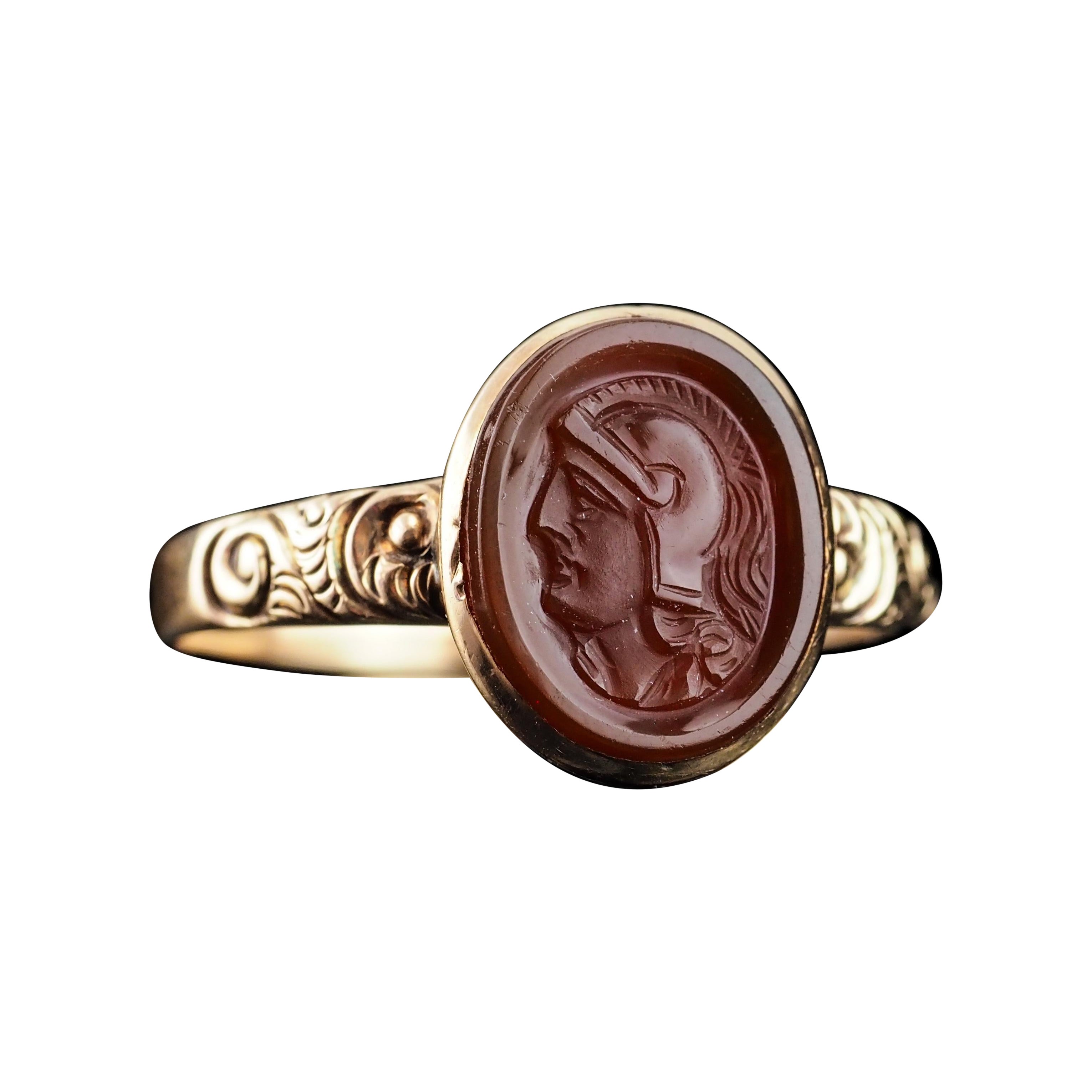 Antico anello cammeo georgiano in oro 10K con incisione di un soldato romano - C.C. 1820 in vendita